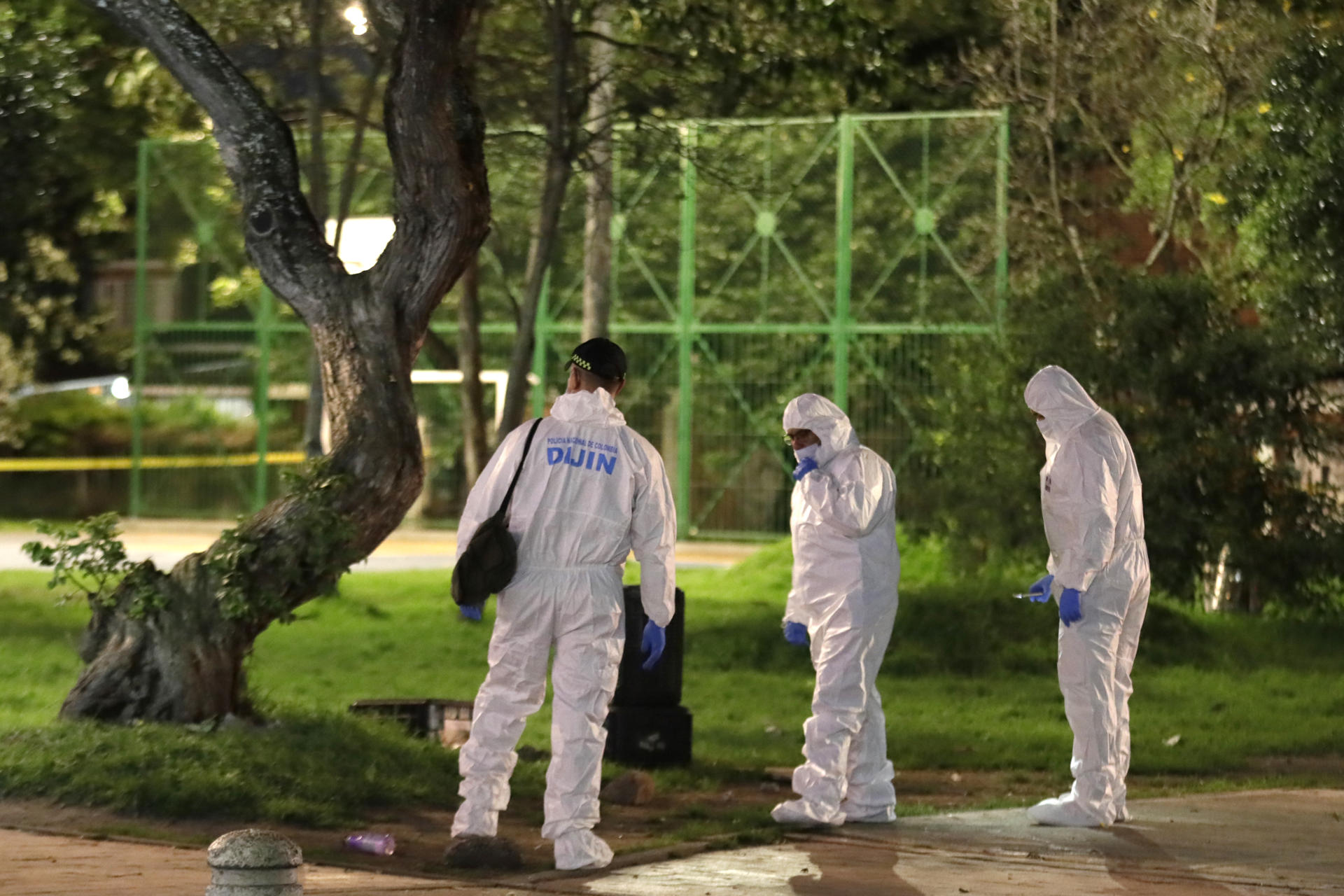 Integrantes de la Dirección de Investigación Criminal e Interpol (DIJIN) en la zona donde se presentó el atentado contra el senador Miguel Uribe Turbay. EFE/ Carlos Ortega