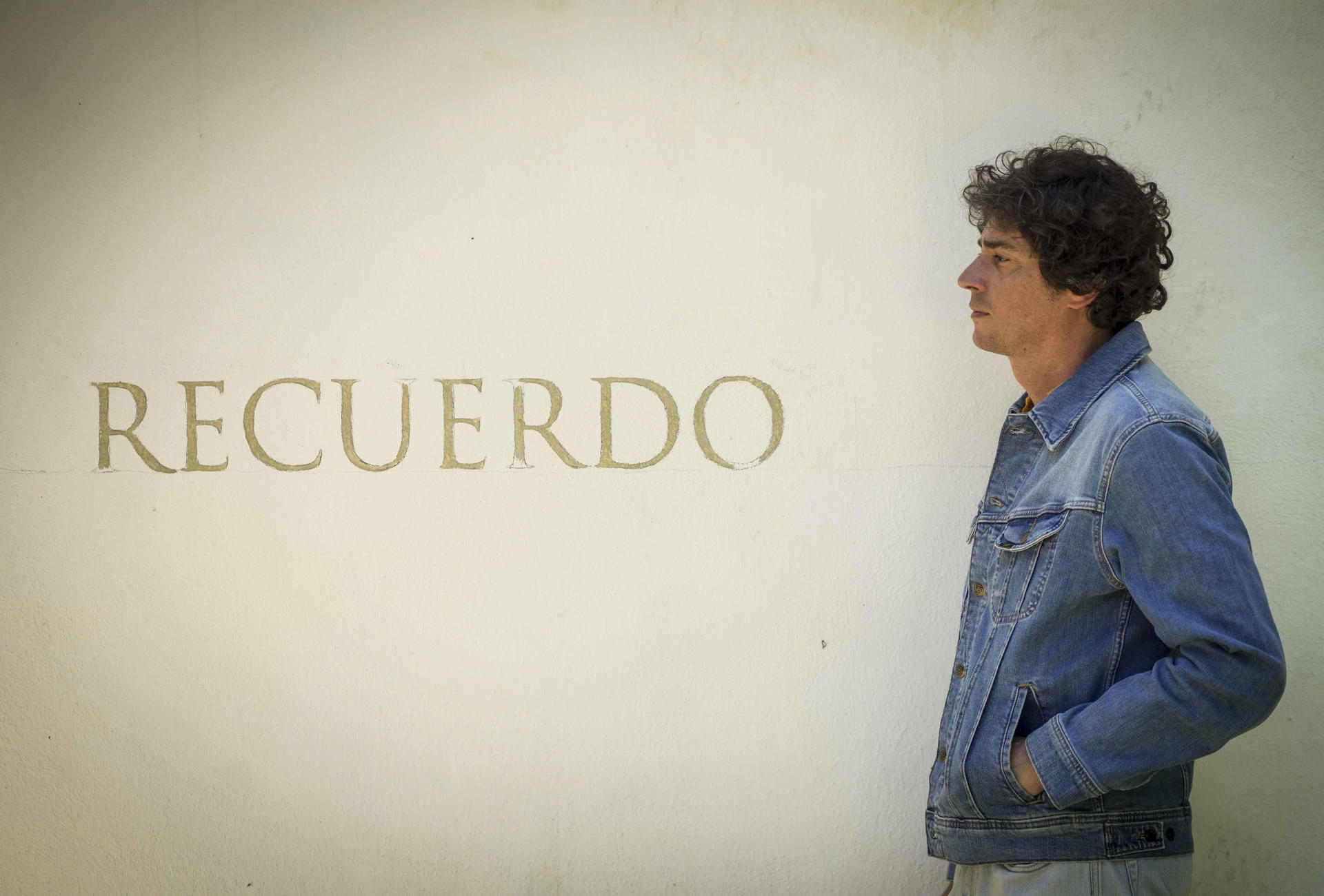 La editorial Pre-Textos va a reeditar el libro de poemas 'Así procede el pájaro' para conmemorar el vigésimo aniversario desde que el poeta Juan Antonio Bernier ganó el Premio Ojo Crítico de RNE. 'Así procede el pájaro', que se encuentra agotado desde "hace muchos años", según ha explicado a EFE Juan Antonio Bernier, va a ser reeditado en una colección "muy particular" de la editorial llamada 'El pájaro solitario'. EFE/Rafa Alcaide