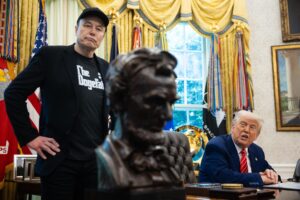 El presidente de Estados Unidos, Donald Trump (d), y Elon Musk (i), el pasado 30 de mayo, durante una conferencia de prensa conjunta en la que se anunció la salida de empresario del Gobierno de EE.UU., en el Despacho Oval de la Casa Blanca, en Washington DC (EE.UU.). EFE/Francis Chung/Pool
