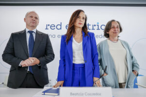 MADRID, 18/06/2025.-  La presidenta no ejecutiva de Redeia, Beatriz Corredor (c), junto a Roberto García Merino, CEO de Redeia, y Concha Sánchez, directora general de Operación de Red Eléctrica, durante la rueda de prensa ofrecida para presentar el informe del operador del sistema sobre el apagón del pasado 28 de abril en cumplimiento de la normativa vigente, este miércoles en Madrid. EFE/ Daniel Gonzalez