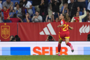 La delantera de Inglaterra Alessia Russo (c) celebra con sus compañeras tras marcar el 0-1 durante el partido de la jornada 6 del grupo C de la Liga de Naciones entre España e Inglaterra, este martes en el RCDE Stadium en Cornellà de Llobregat (Barcelona). EFE/ Alejandro García
