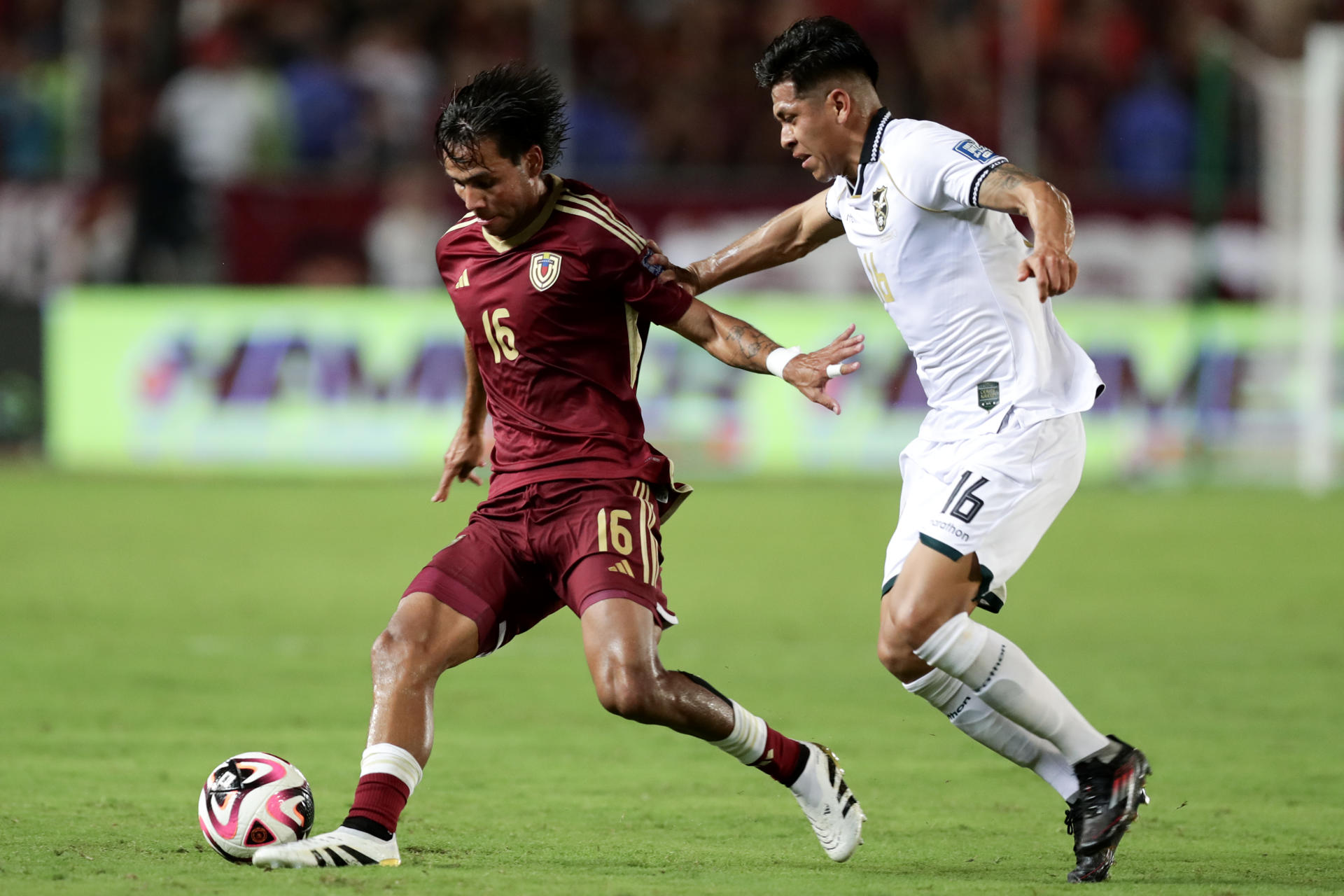Telasco Segovia (i), de Venezuela, disputa el balón con Ervin Vaca, de Bolivia, en un partido por las eliminatorias sudamericanas para el Mundial 2026 entre las selecciones de Venezuela y Bolivia en el estadio Monumental de Maturin en Maturín (Venezuela). EFE/ Ronald Peña
