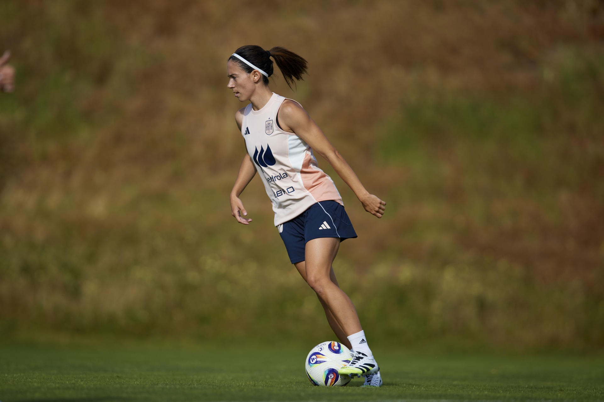 La centrocampista de la selección española de fútbol Aitana Bonmatí durante el entrenamiento del lunes en la Ciudad del Fútbol de Las Rozas, Madrid.EFE/David Aliaga / RFEF/ SOLO USO EDITORIAL, SOLO DISPONIBLE PARA ILUSTRAR LA NOTICIA QUE ACOMPAÑA (CRÉDITO OBLIGATORIO)