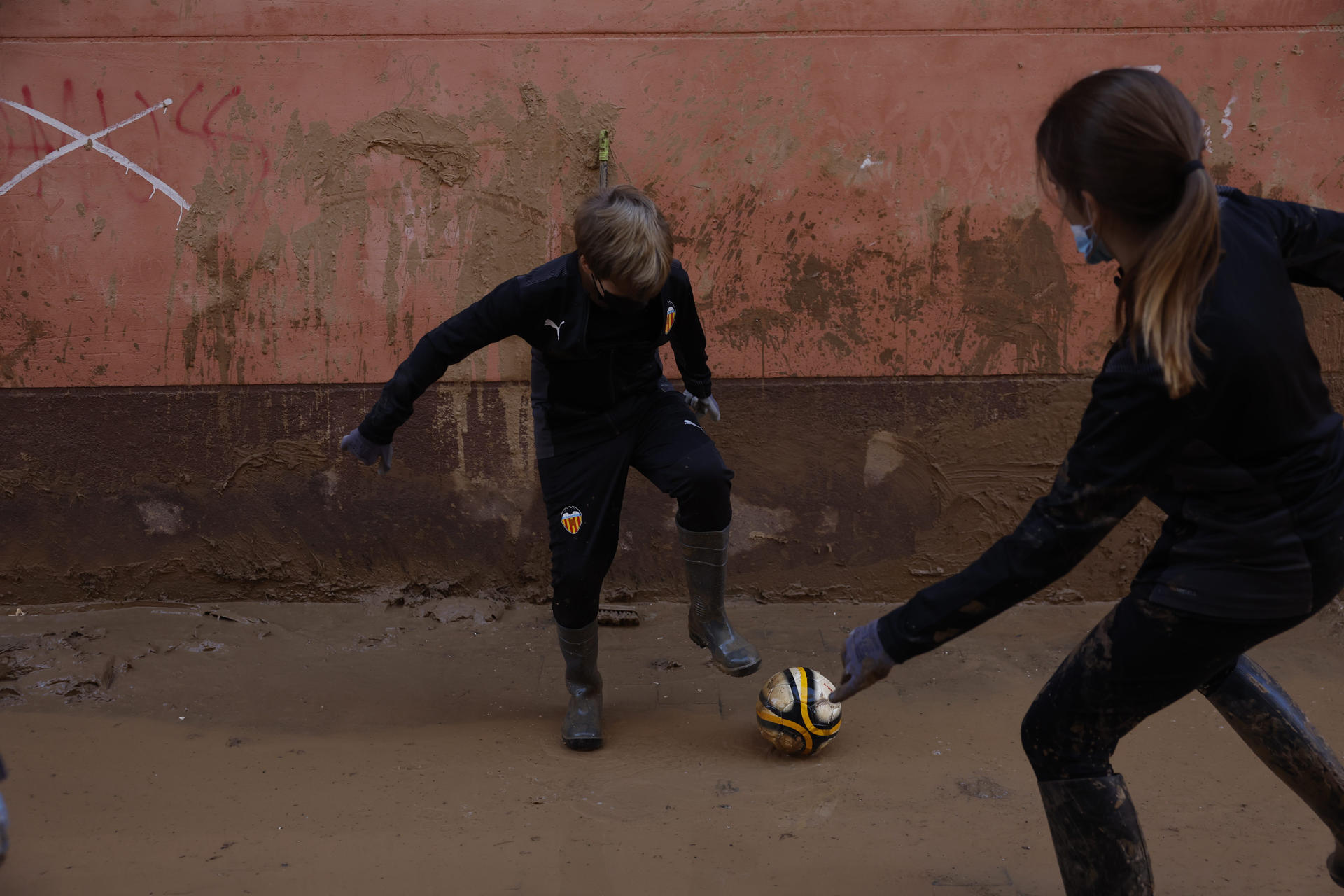 Unos niños juegan a la pelota en las calles de Paiporta (València) pocos días después de la dana. EFE/ Jorge Zapata