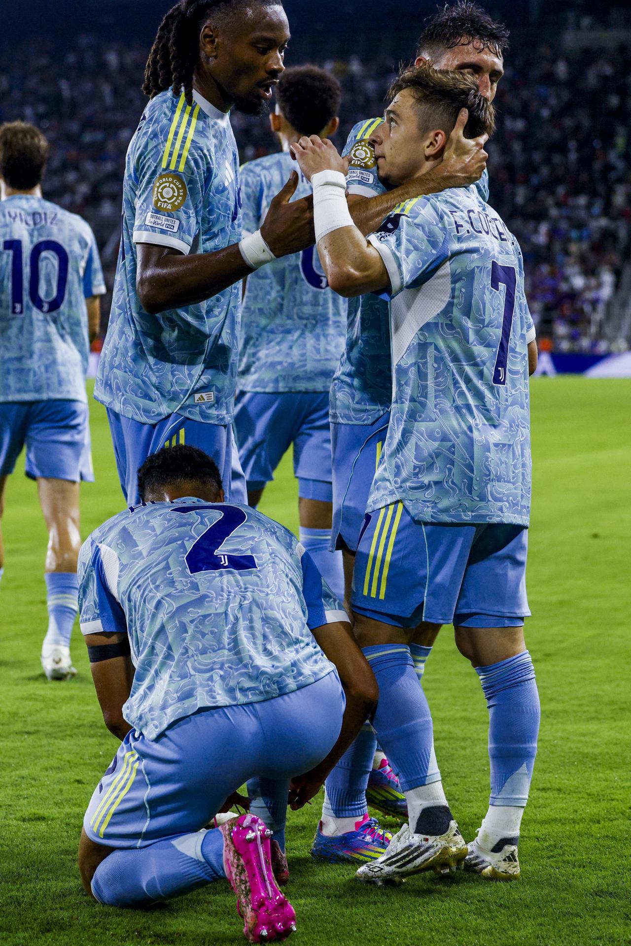 Francisco Conceicao (d) de la Juventus celebra junto a Randal Kolo Muani (i) tras anotar ante el Al Ain. EFE/EPA/SHAWN THEW