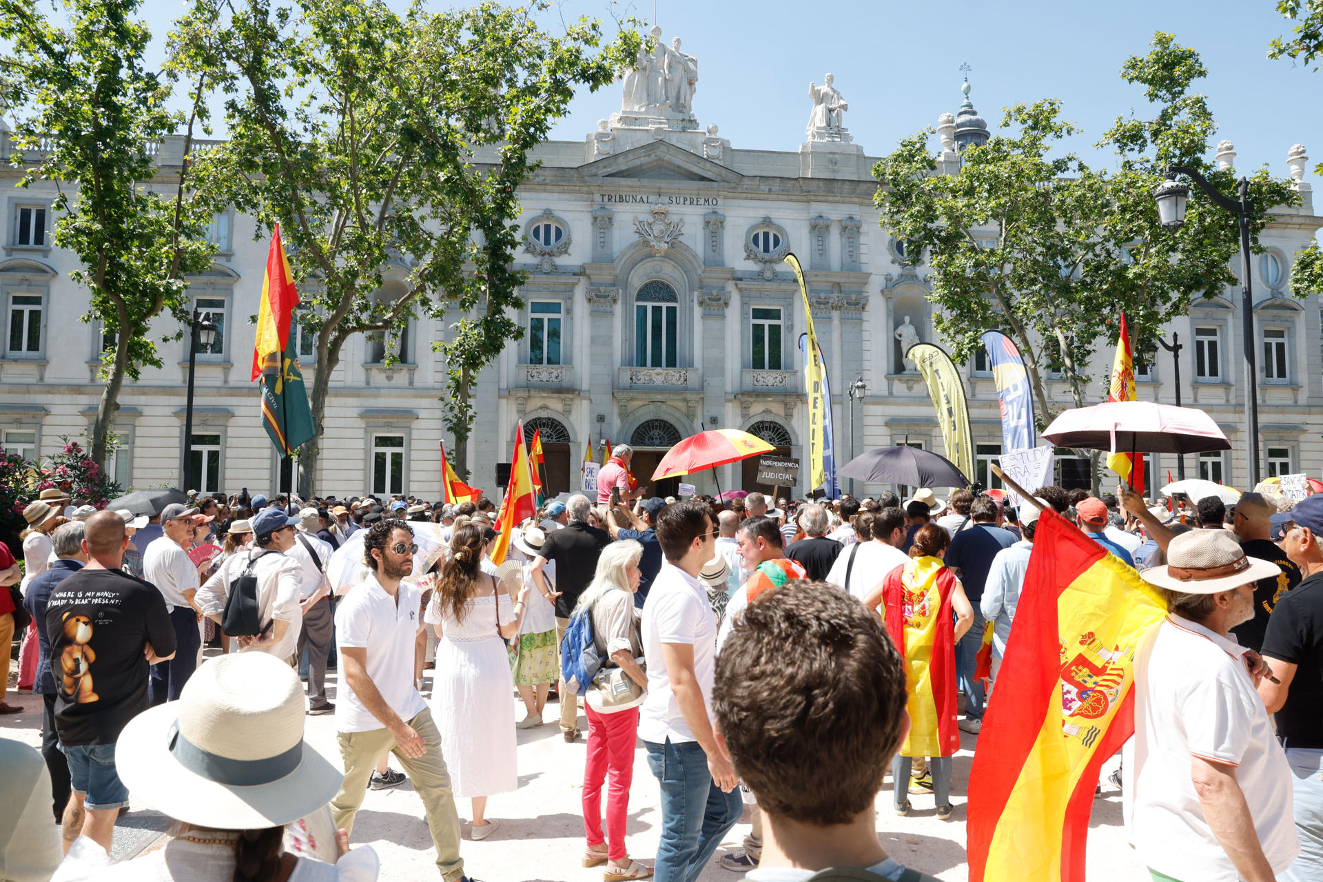 Vista de la concentración en Madrid este sábado convocada por Cinco asociaciones de jueces y fiscales frente a la sede del Tribunal Supremo en protesta por los proyectos legislativos emprendidos por el Gobierno, que reforman el acceso a la carrera y el estatuto del Ministerio Fiscal. EFE/JP Gandul