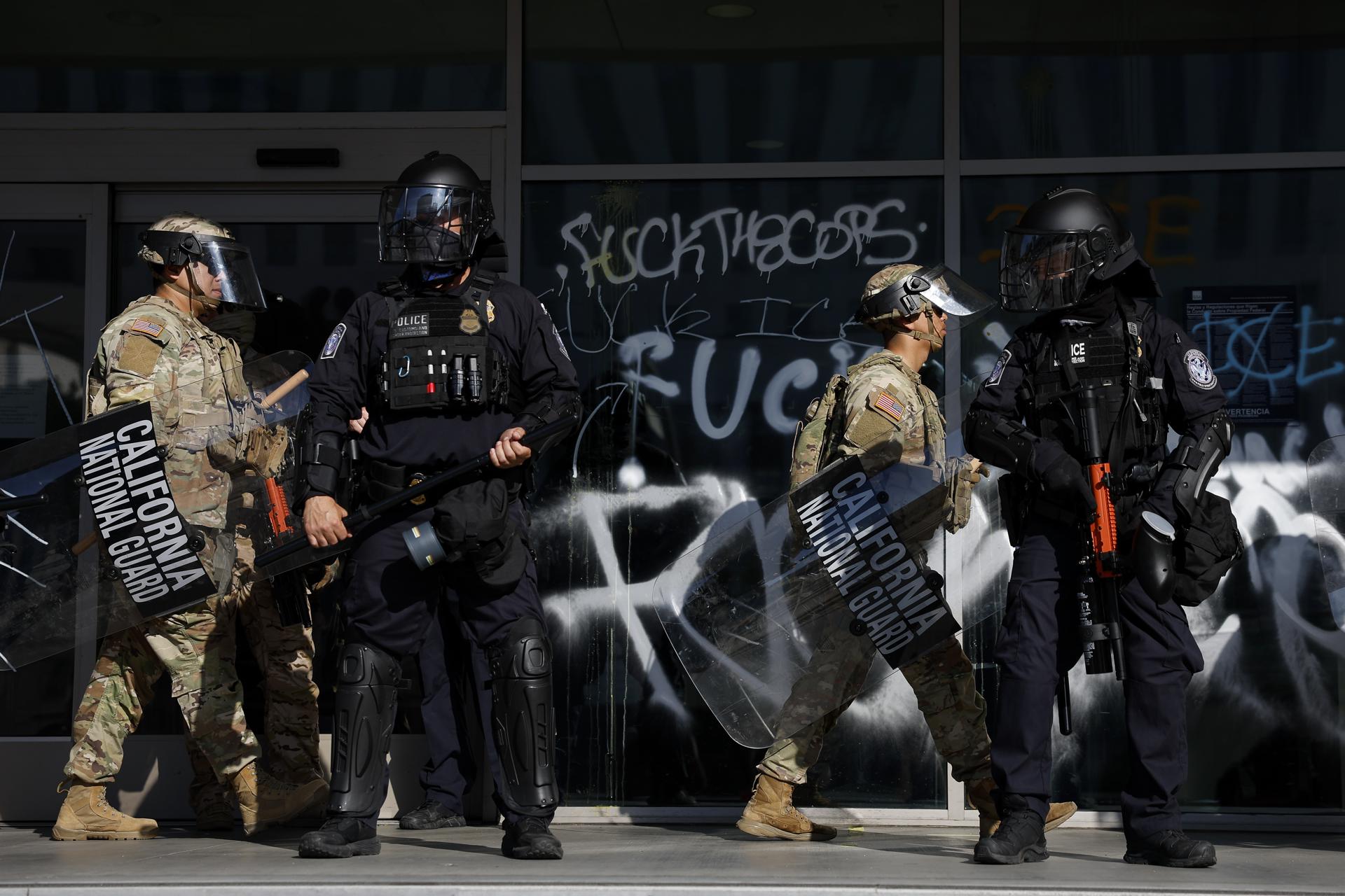 Fotografía del pasado miércoles de miembros de la Guardia Nacional durante las protestas en Los Ángeles (EE.UU.). EFE/EPA/CAROLINE BREHMAN