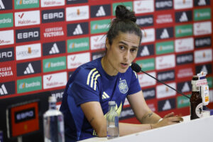 La entrenadora de la selección española femenina de fútbol Montse Tomé ofrece una rueda de prensa tras el entrenamiento. La selección española femenina de fútbol ultima la puesta a punto para la disputa el viernes del único encuentro preparatorio para la Eurocopa de Suiza 2025, un amistoso ante la potente Japón en el estadio Butarque de Leganés (Madrid). EFE/Chema Moya