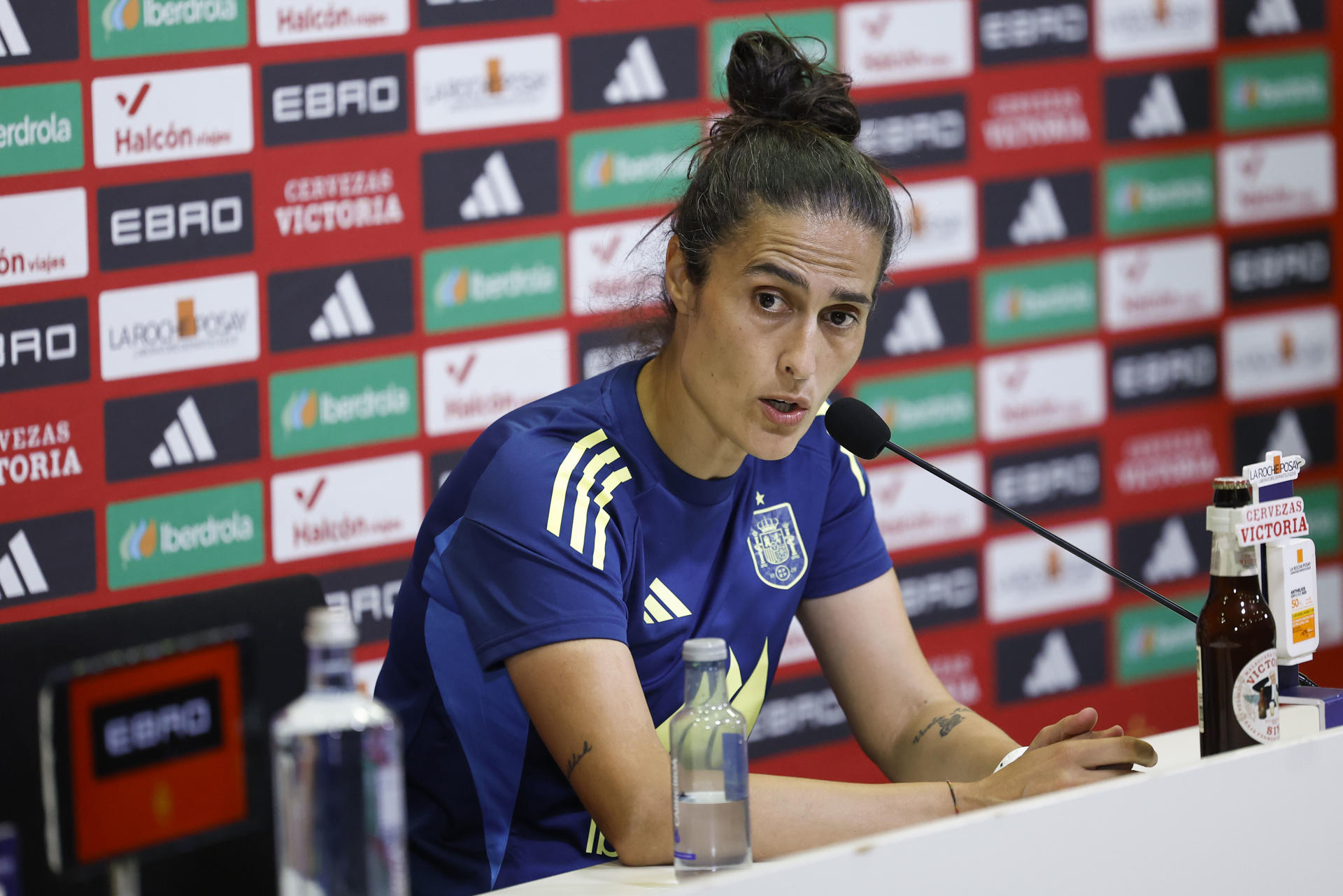 La entrenadora de la selección española femenina de fútbol Montse Tomé ofrece una rueda de prensa tras el entrenamiento. La selección española femenina de fútbol ultima la puesta a punto para la disputa el viernes del único encuentro preparatorio para la Eurocopa de Suiza 2025, un amistoso ante la potente Japón en el estadio Butarque de Leganés (Madrid). EFE/Chema Moya