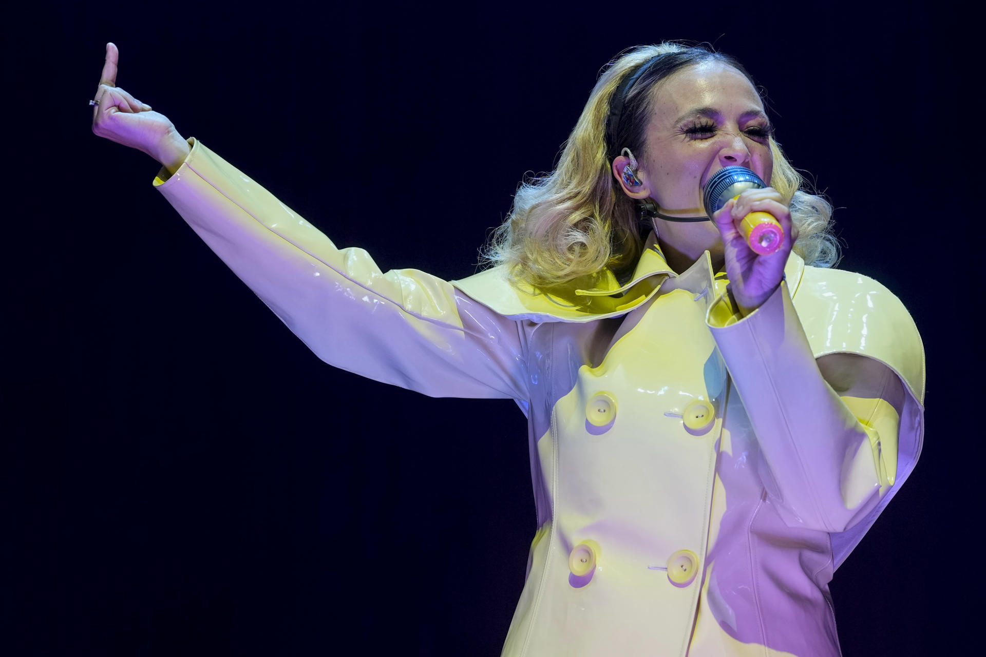 La cantante y compositora Rigoberta Bandini durante su actuación hoy sábado en el Palau Sant Jordi de Barcelona. EFE/Alejandro García.
