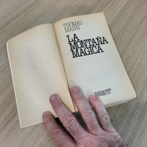 Imagen de archivo de la novela 'La montaña mágica' (Der Zauberberg, en alemán) de Thomas Mann publicada por Plaza & Janés. EFE/Paloma Puente