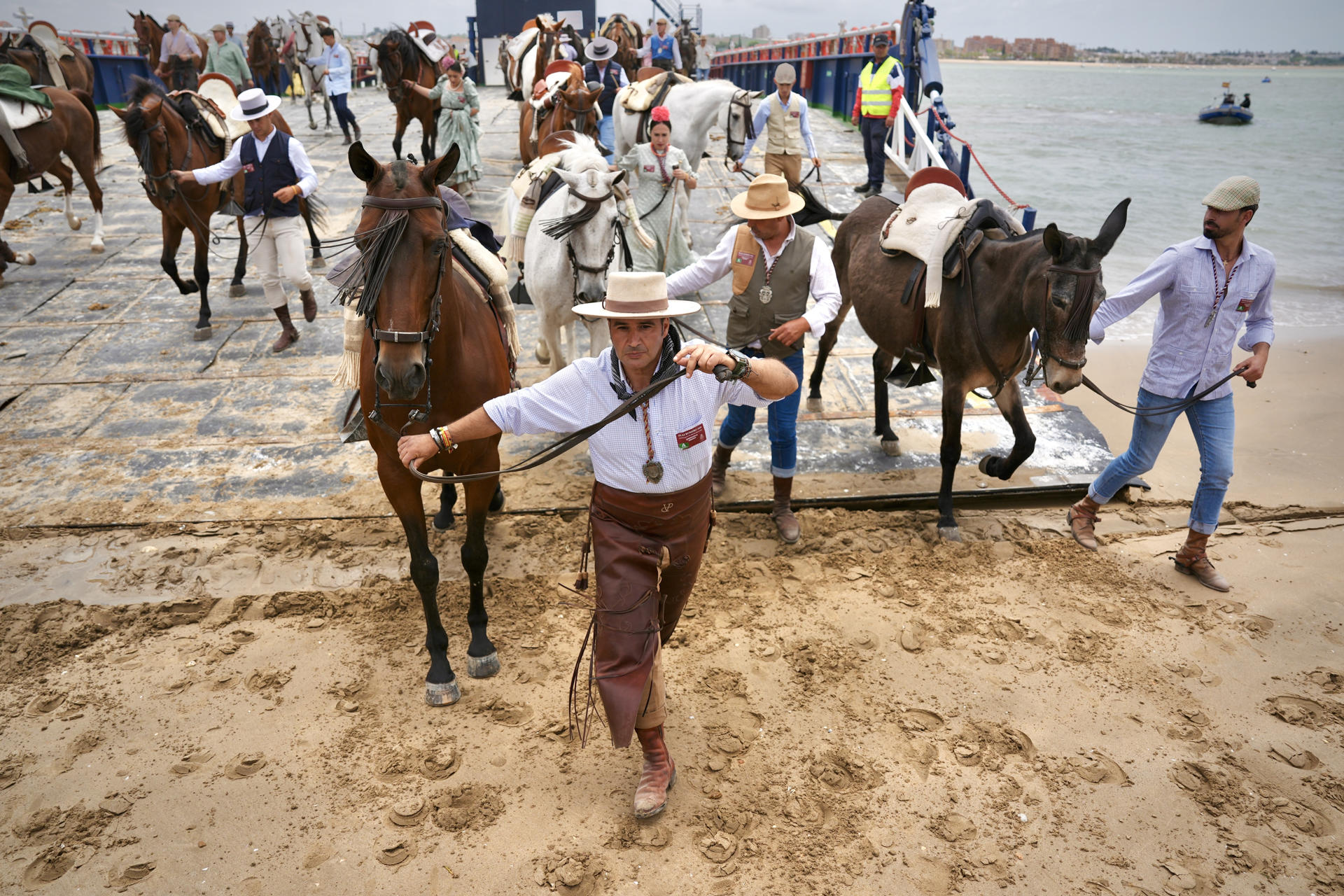 Las hermandades de Cádiz cruzan el río Guadalquivir en el Bajo Guía de Sanlúcar de Barrameda, para adentrarse en Doñana y seguir por este espacio su camino a la aldea del Rocío, una romería que culminará el próximo lunes. EFE/Román Ríos