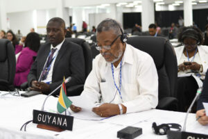 Fotografía cedida por la Organización de los Estados Americanos (OEA) donde aparece el representante permanente de Guyana, Samuel Hinds, hablando durante la Asamblea General del organismo celebrada este jueves en Saint John's (Antigua y Barbuda). EFE/Caseam Stevens/OEA /