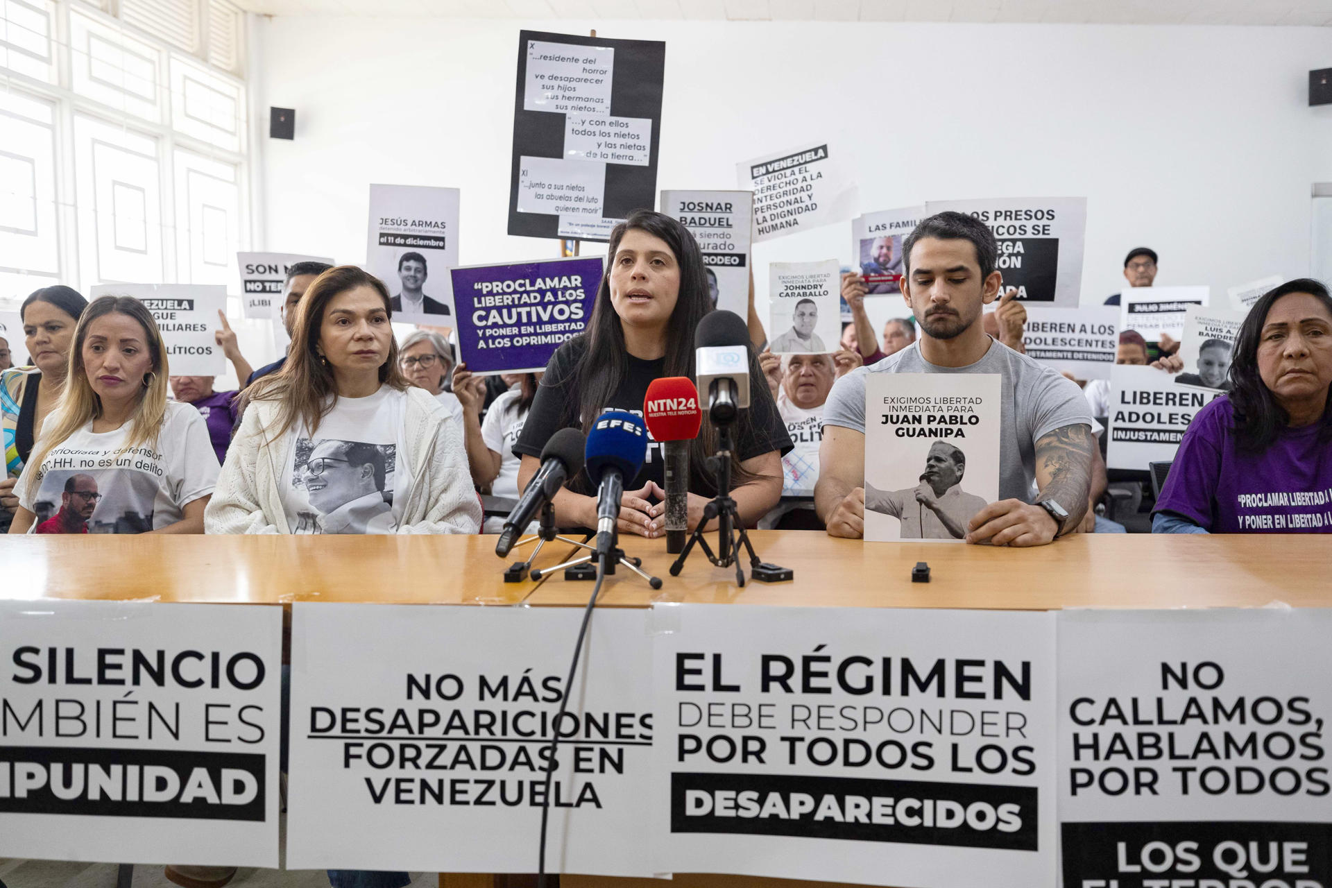 La activista Andreína Baduel (c), habla durante una rueda de prensa de familiares de presos políticos este miércoles, en Caracas (Venezuela). EFE/ Ronald Pena R