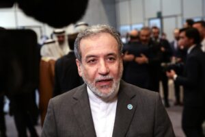 El ministro de Asuntos Exteriores iraní, Abás Araqchi, habla con los medios de comunicación antes de la apertura de la 51ª sesión del Consejo de Ministros de Asuntos Exteriores de la Organización de Cooperación Islámica (OCI) en Estambul, Turquía, el 21 de junio de 2025. EFE/EPA/ERDEM SAHIN