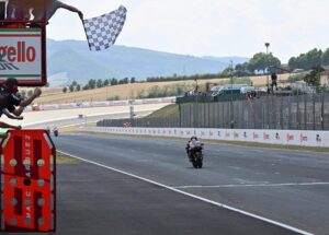 El piloto español de MotoGP Marc Márquez, del Ducati Lenovo Team, cruza la meta en primer lugar en el Circuito de Mugello en Scarperia, centro de Italia. EFE/EPA/CLAUDIO GIOVANNINI