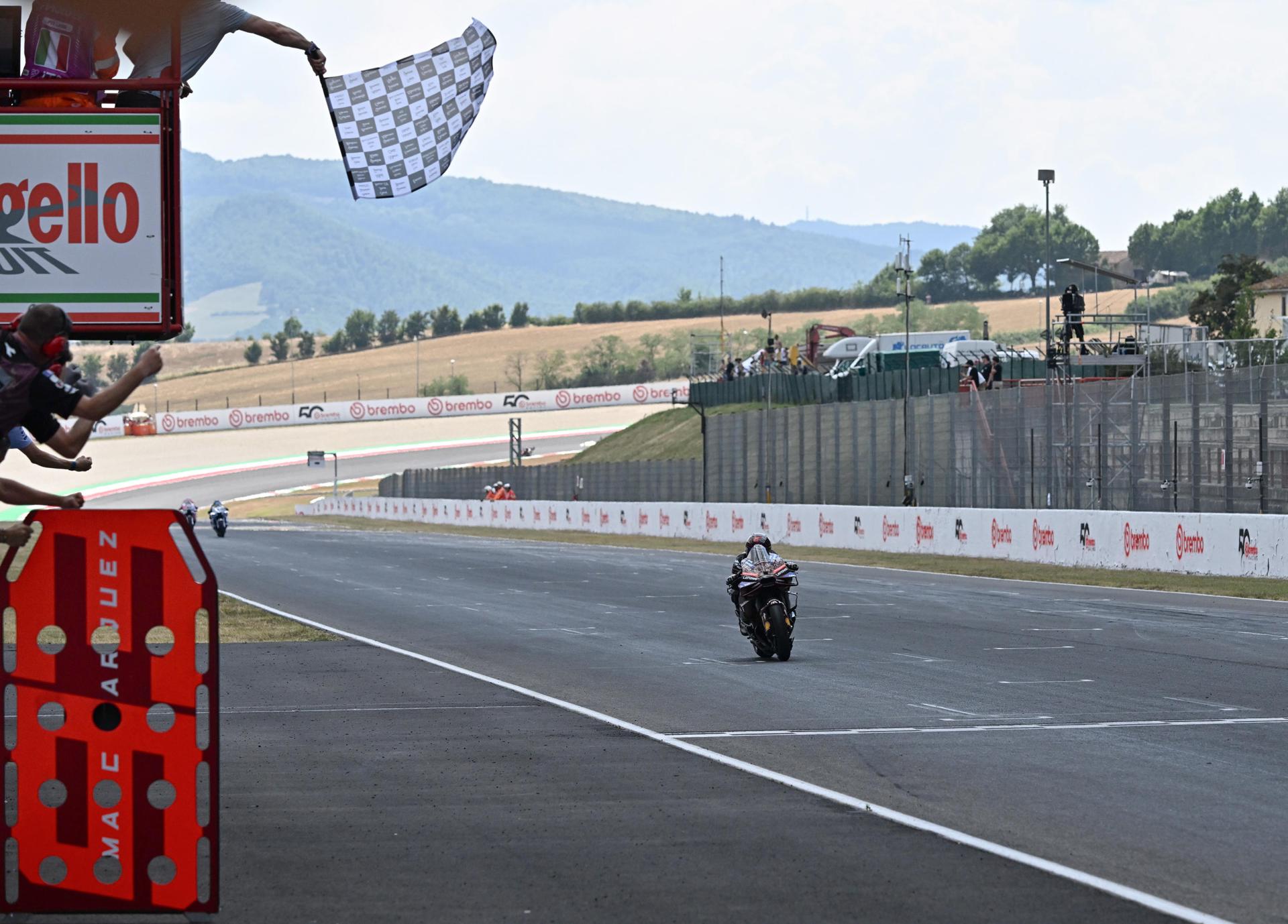 El piloto español de MotoGP Marc Márquez, del Ducati Lenovo Team, cruza la meta en primer lugar en el Circuito de Mugello en Scarperia, centro de Italia. EFE/EPA/CLAUDIO GIOVANNINI