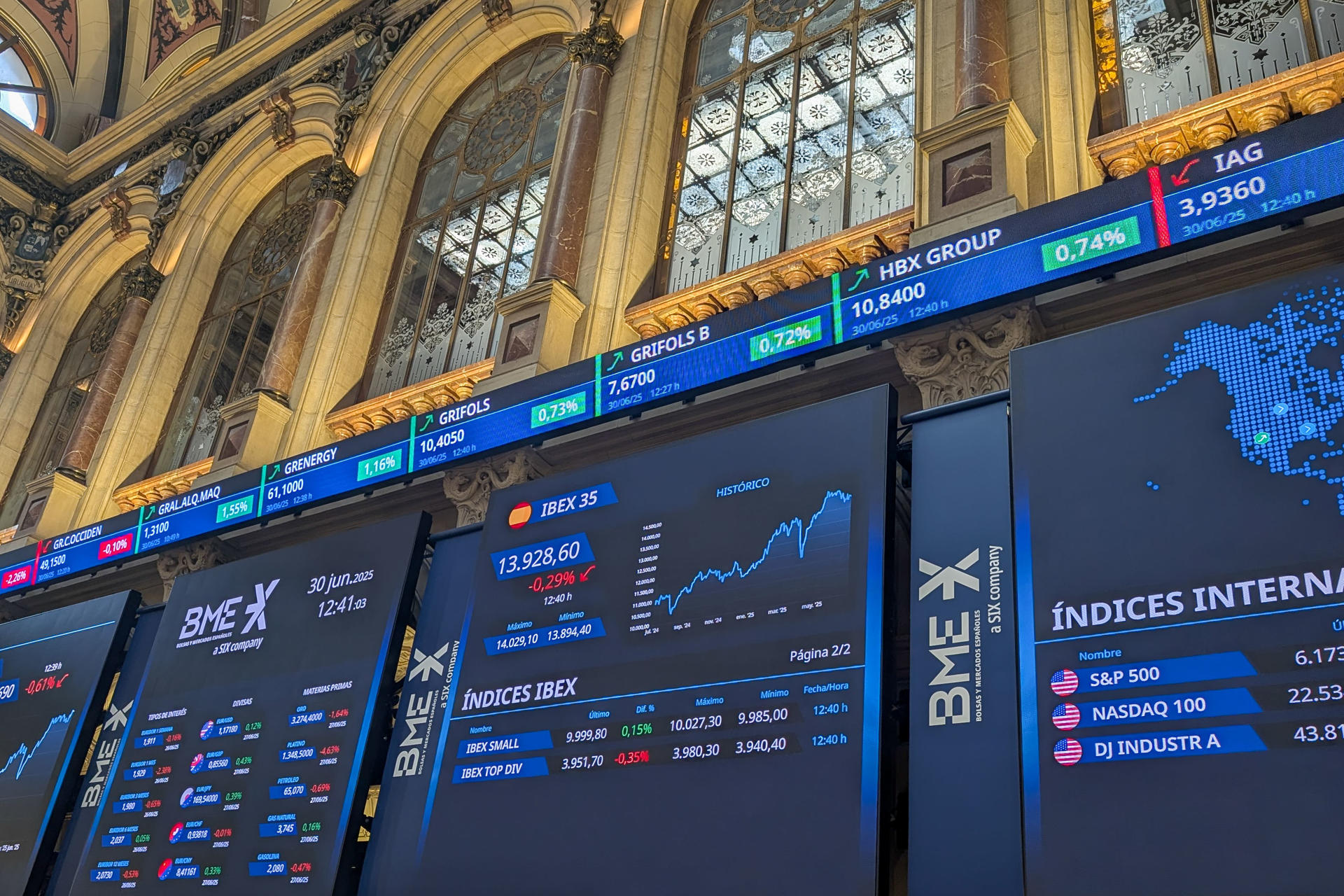 Vista del parqué madrileño de la Bolsa este lunes que avanza el 0,16 % al cierre y se aproxima a los 14.000 puntos, hasta situarse en los 13.991 enteros. EFE/ Vega Alonso