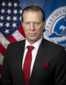 Fotografía cedida por el Departamento de Seguridad Nacional (DHS) del retrato oficial de David Richardson, jefe en funciones de la Agencia Federal de Gestión de Emergencias (FEMA). EFE/Tia Dufour/DHS
