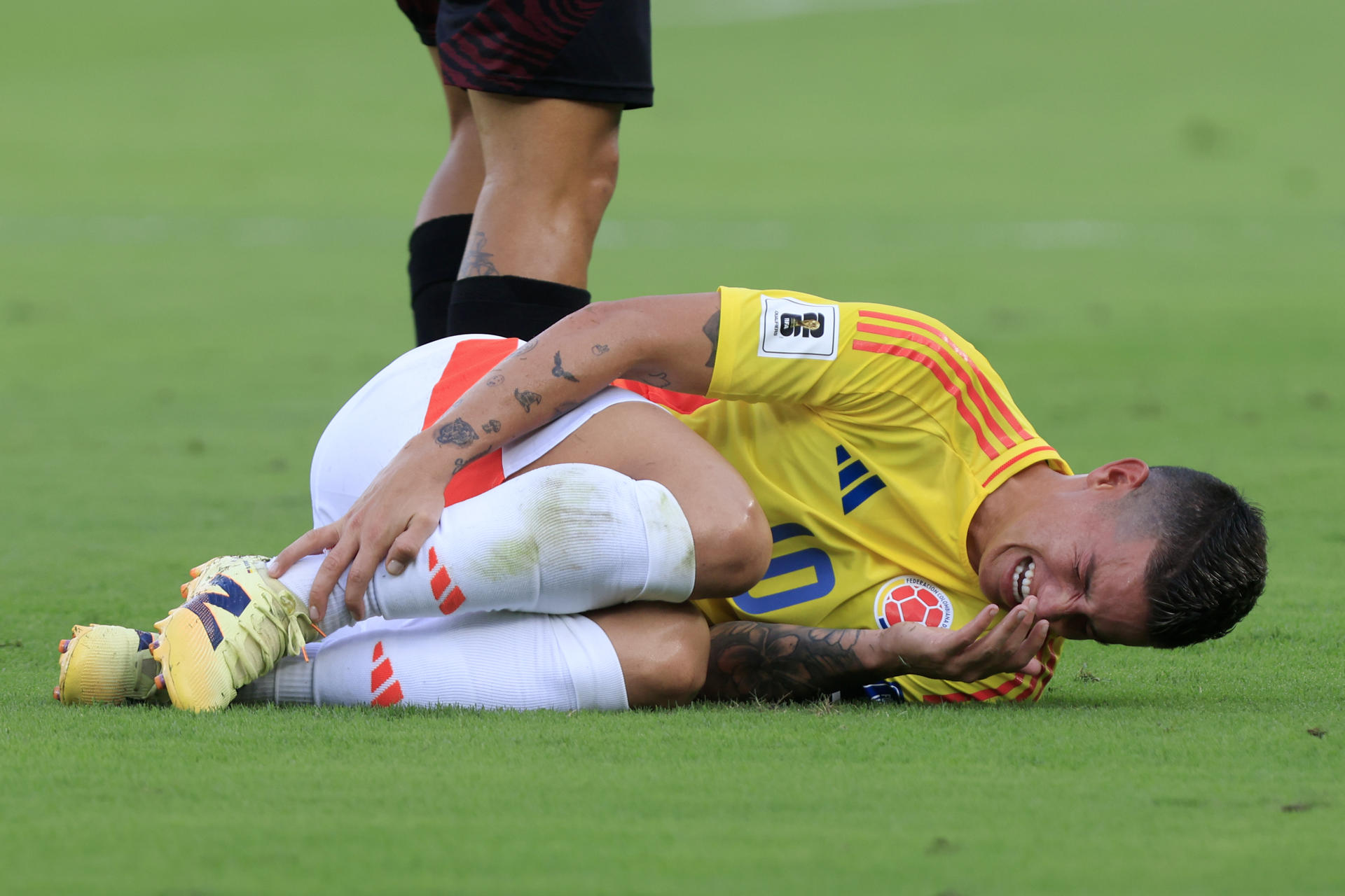 James Rodríguez de Colombia se lamenta en el partido ante Perú por las eliminatorias sudamericanas al Mundial 2026. EFE/ Ricardo Maldonado Rozo