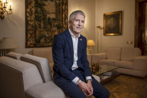 El ministro del Interior, Fernando Grande-Marlaska, se casó con su pareja en octubre de 2005, unas semanas después de la aprobación del matrimonio igualitario. En una entrevista con EFE explica que siempre fue activista y visible, pero poder oficializar su relación mediante el casamiento fue un paso hacia la ciudadanía plena y el reconocimiento a su forma de vivir. EFE/Daniel González