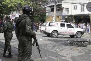 Integrantes de fuerzas de seguridad vigilan los alrededores de la estación de policía del barrio Meléndez donde ocurrió un atentado este martes, al sur de Cali (Colombia). EFE/ Carlos Ortega