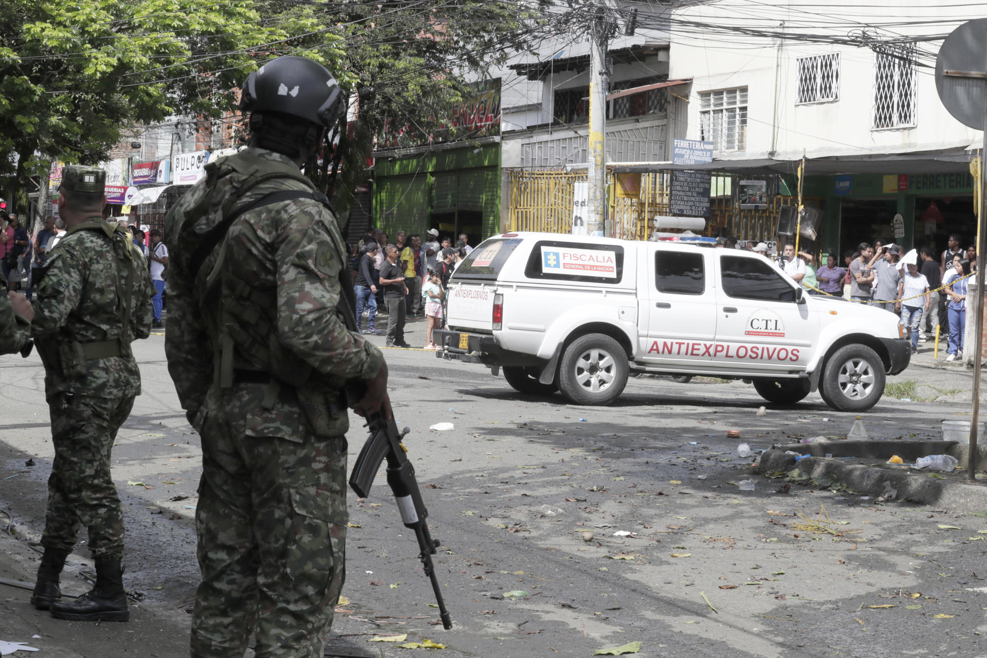Integrantes de fuerzas de seguridad vigilan los alrededores de la estación de policía del barrio Meléndez donde ocurrió un atentado este martes, al sur de Cali (Colombia). EFE/ Carlos Ortega