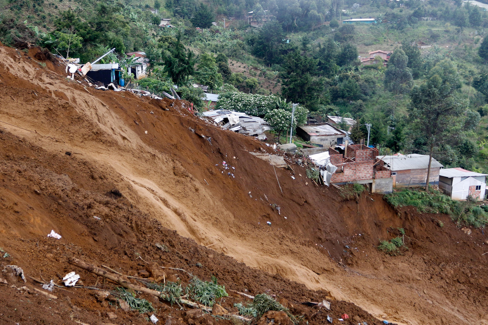 Fotografía que muestra la zona afectada por una riada este martes, en Bello (Colombia). A diez ascendió el número de personas fallecidas y a 15 los heridos luego de una riada provocada por un fuerte aguacero en la ciudad colombiana de Bello, que hace parte del área metropolitana de Medellín, en el departamento de Antioquia (noroeste). EFE/ STR
