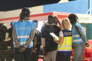 Salvamento Marítimo ha rescatado en la noche de este viernes a 85 personas, 76 hombres, 4 mujeres y 5 niños, de dos pateras que navegaban a unas 40 millas al sur de la isla de Fuerteventura. Los inmigrantes, subsharianos y magrebíes, han relatado a su llegada al puerto de Gran Tarajal (Fuerteventura) que habían partido de la localidad de El Aaiún. EFE/ Carlos De Saá