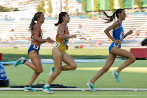 La atleta italiana Nadia Battocletti (d), ganadora de la prueba, junto a la española Marta García (c) y la neerlandesa Diane van Es (i), durante los 5000 metros femeninos en el Europeo de Atletismo por equipos celebrado este viernes en Madrid. EFE/ Sergio Pérez