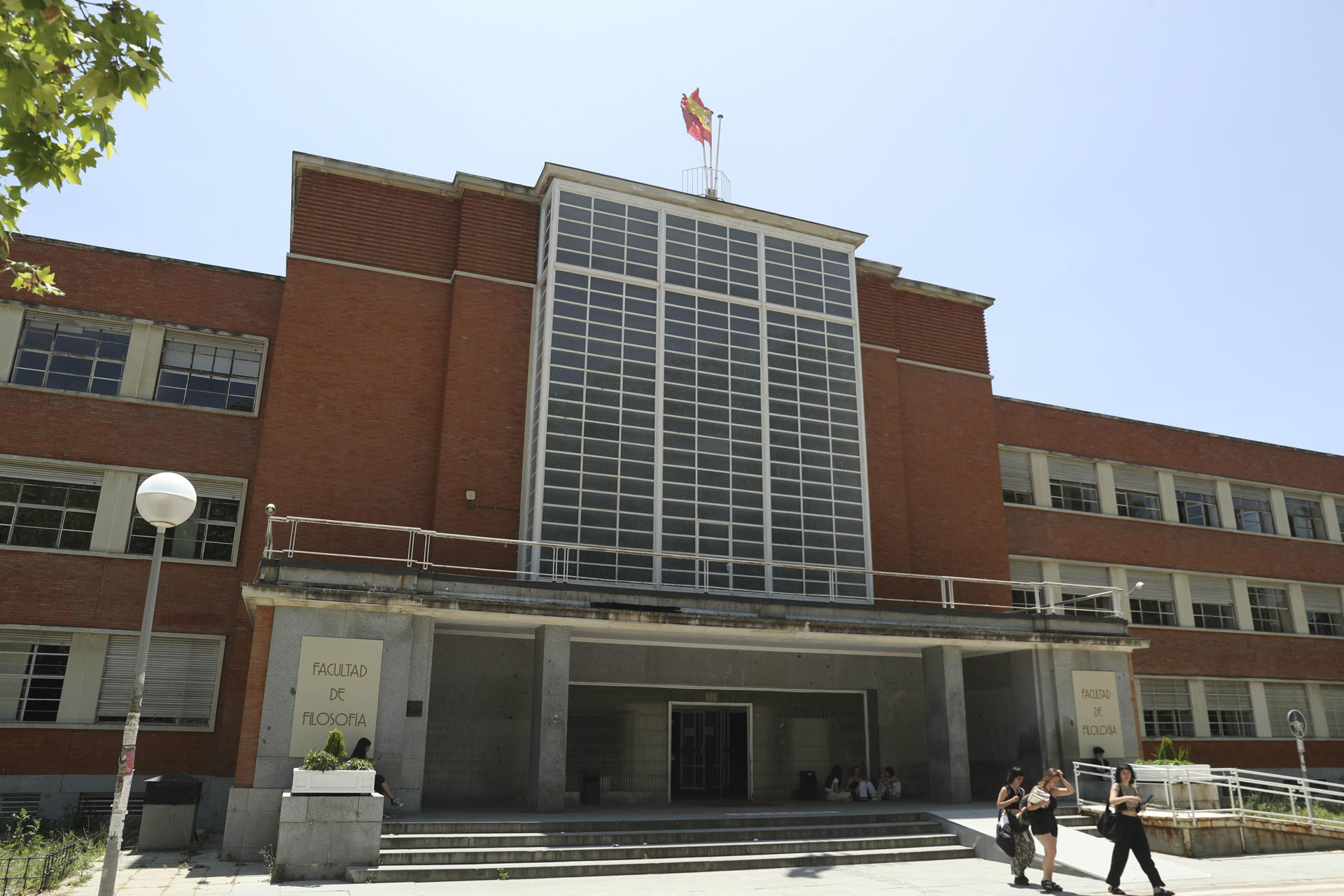 Facultad de Filosofía en el campus de la Universidad Complutense Madrid. EFE/Alberto Aguado