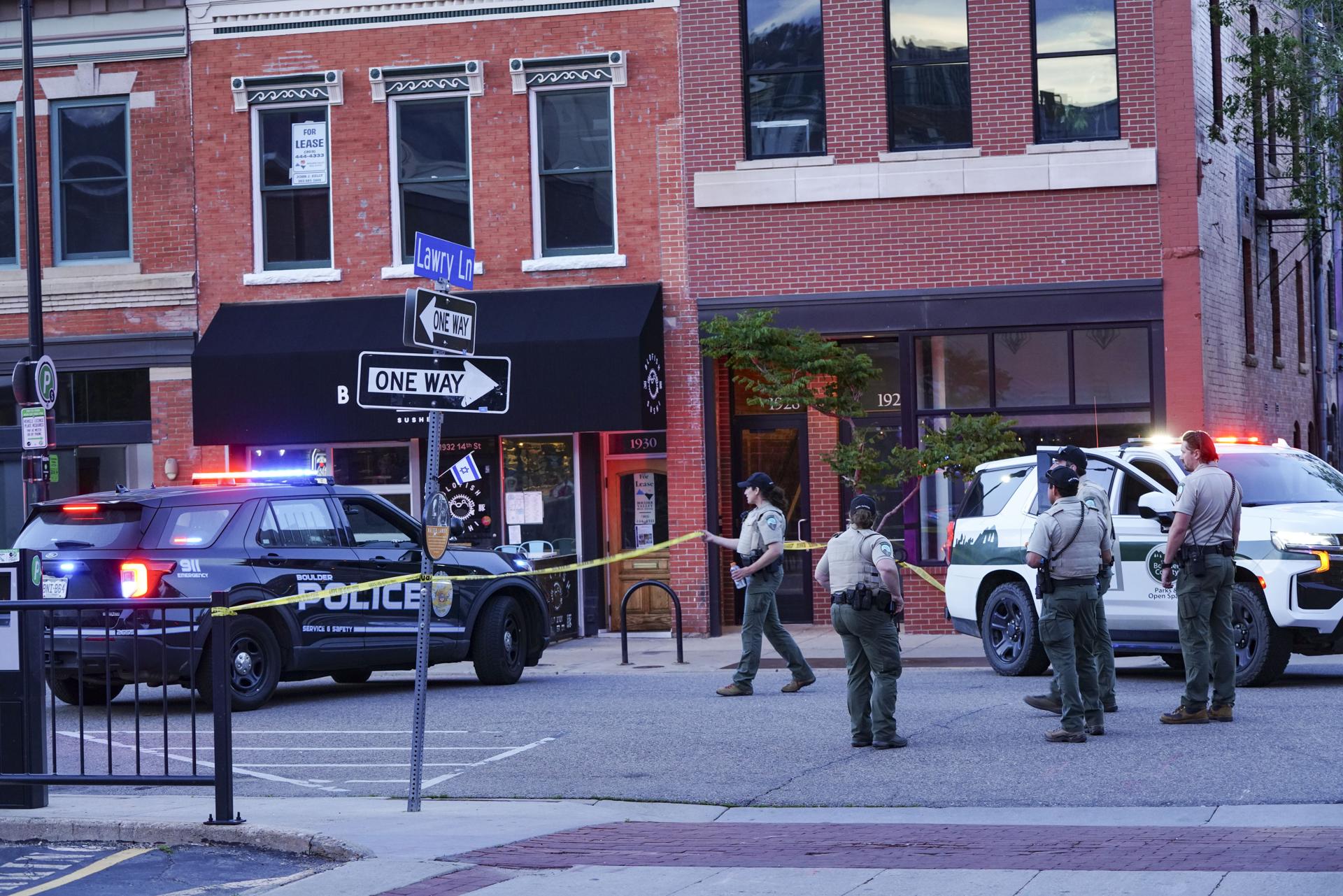 Fotografía de archivo, tomada el pasado 1 de junio, en la que se captó a un grupo de agentes de seguridad en la escena de un ataque de un hombre a un grupo de personas que participaban de una marcha en favor de Israel, en Boulder (Colorado, EE.UU.). EFE/Rebecca Slezak