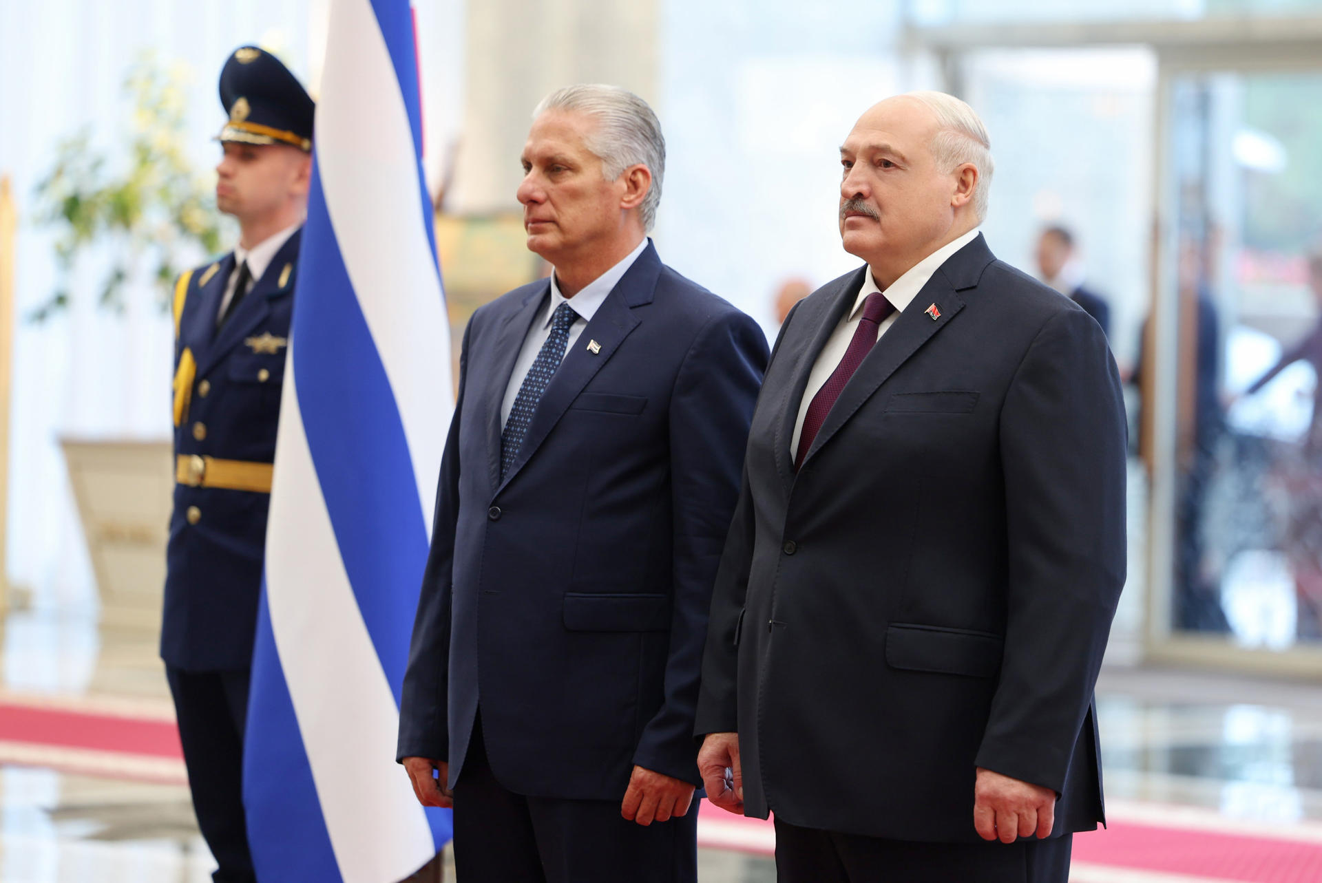 El presidente bielorruso, Alexandr Lukashenko, recibe a su homólogo cubano, Miguel Díaz-Canel, este miércoles en Minsk. EFE/Presidencia bielorrusa  *****SOLO USO EDITORIAL/SOLO DISPONIBLE PARA ILUSTRAR LA NOTICIA QUE ACOMPAÑA (CRÉDITO OBLIGATORIO) *****
