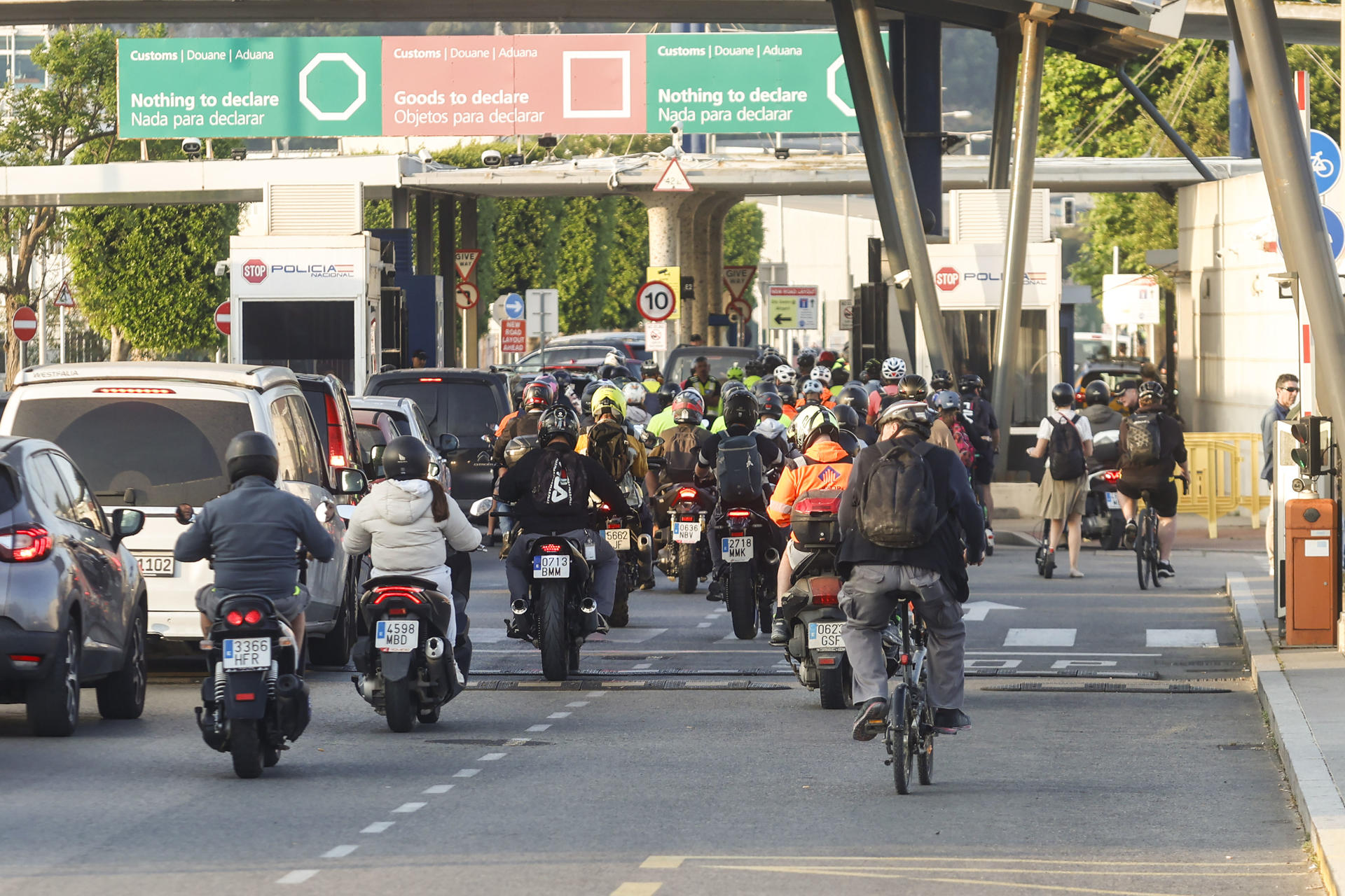 Trabajadores se dirigen este jueves a Gibraltar para comenzar su jornada laboral, un día después de que la Comisión Europea, el Reino Unido y España llegaran a un acuerdo sobre el estatus de Gibraltar tras el Brexit. EFE/A.Carrasco Ragel