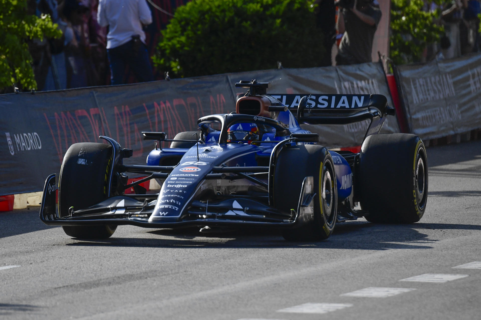 El piloto Carlos Sainz durante la exhibición ofrecida a los mandos del Williams FW45 por la parte urbana del futuro circuito Madring F1 que acogerá el GP de España de Fórmula Uno 2026. EFE/Víctor Lerena