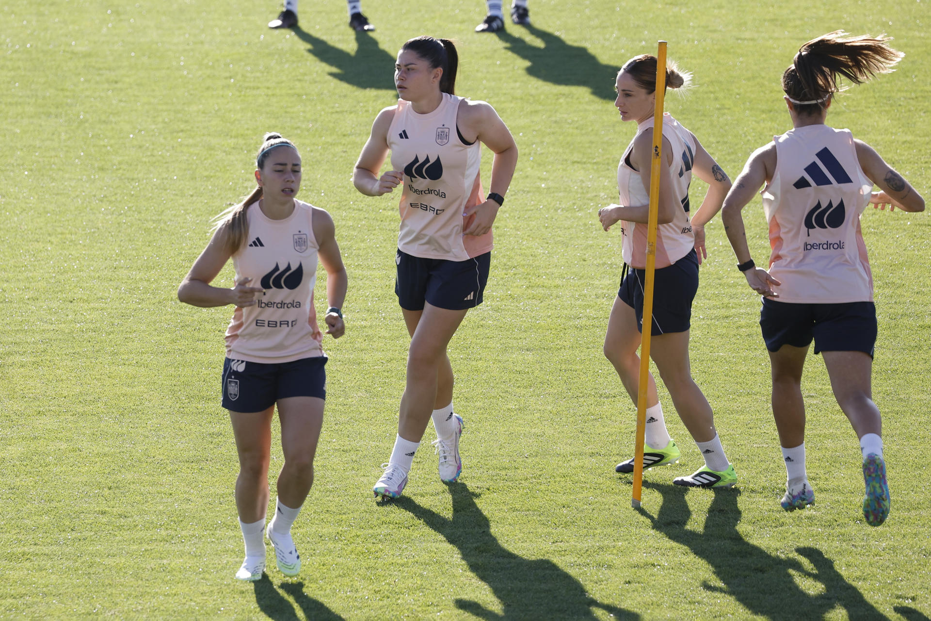 Las jugadoras de la selección femenina de fútbol Athenea (i) María Méndez (2i) y Esther González (2d) participan en el entrenamiento del equipo, este jueves. La selección española femenina de fútbol ultima este jueves la puesta a punto para la disputa el viernes del único encuentro preparatorio para la Eurocopa de Suiza 2025, un amistoso ante la potente Japón en Las Rozas (Madrid). EFE/Chema Moya