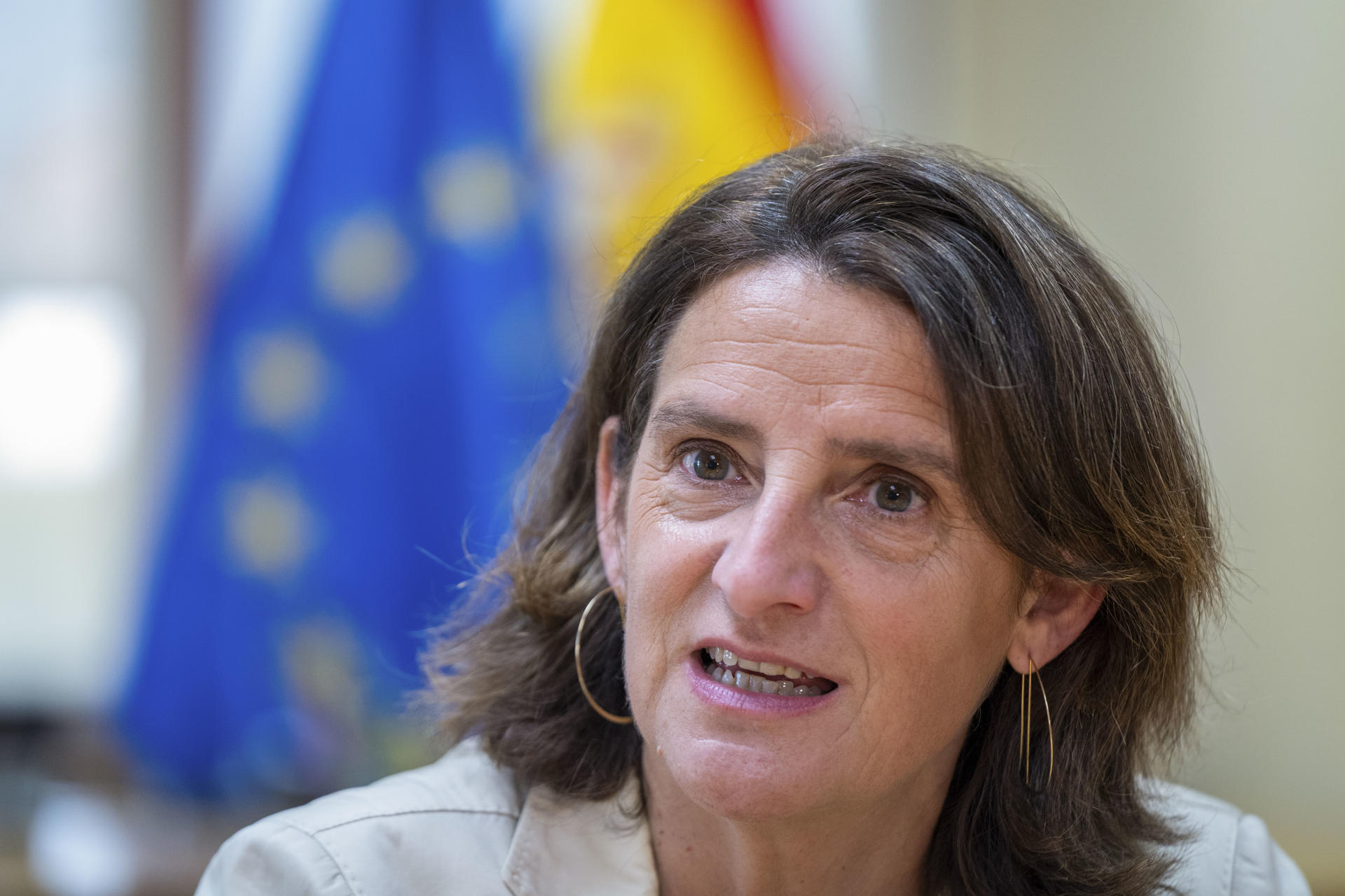 La vicepresidenta ejecutiva de la Comisión Europea para una Transición Limpia, Justa y Competitiva, Teresa Ribera, ofrece una entrevista a EFE este lunes en Madrid, en la que se abrió a flexibilizar las condiciones que permitan a los países miembros cumplir el objetivo de recorte de emisiones de CO2 que debe fijar la UE para 2040. EFE/ Fernando Villar
