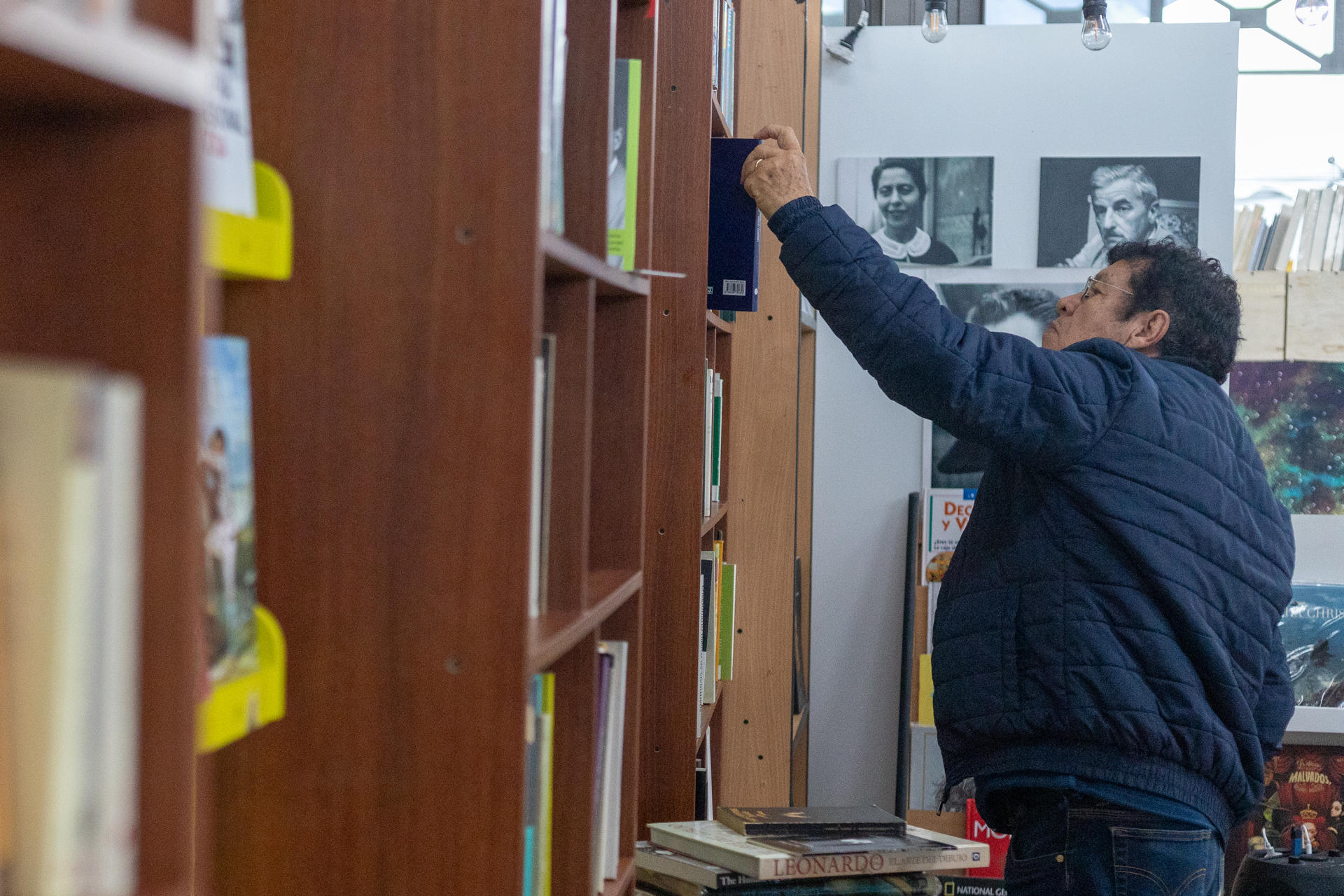 Un hombre visita la Feria Internacional del Libro de Quito este 6 de junio 2025, en Quito (Ecuador). EFE/ Alexander Martínez