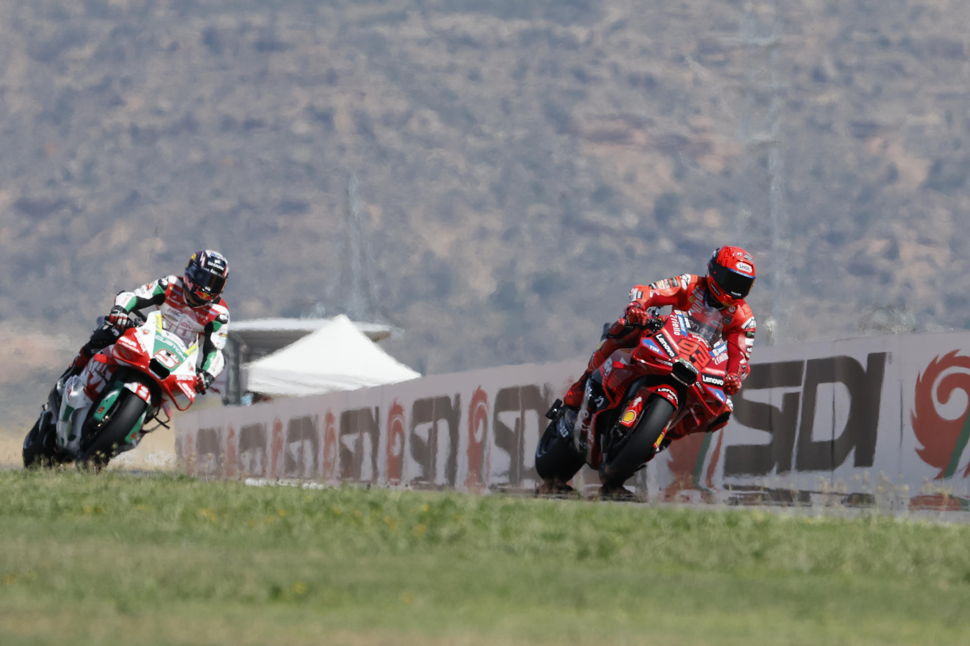 El piloto español de MotoGP Mark Márquez (d) del equipo Ducati Lenovo durante la sesión de clasificación para el Gran Premio de Aragón de Motociclismo en el circuito de Motorland Alcañiz en Teruel. EFE/Javier Cebollada