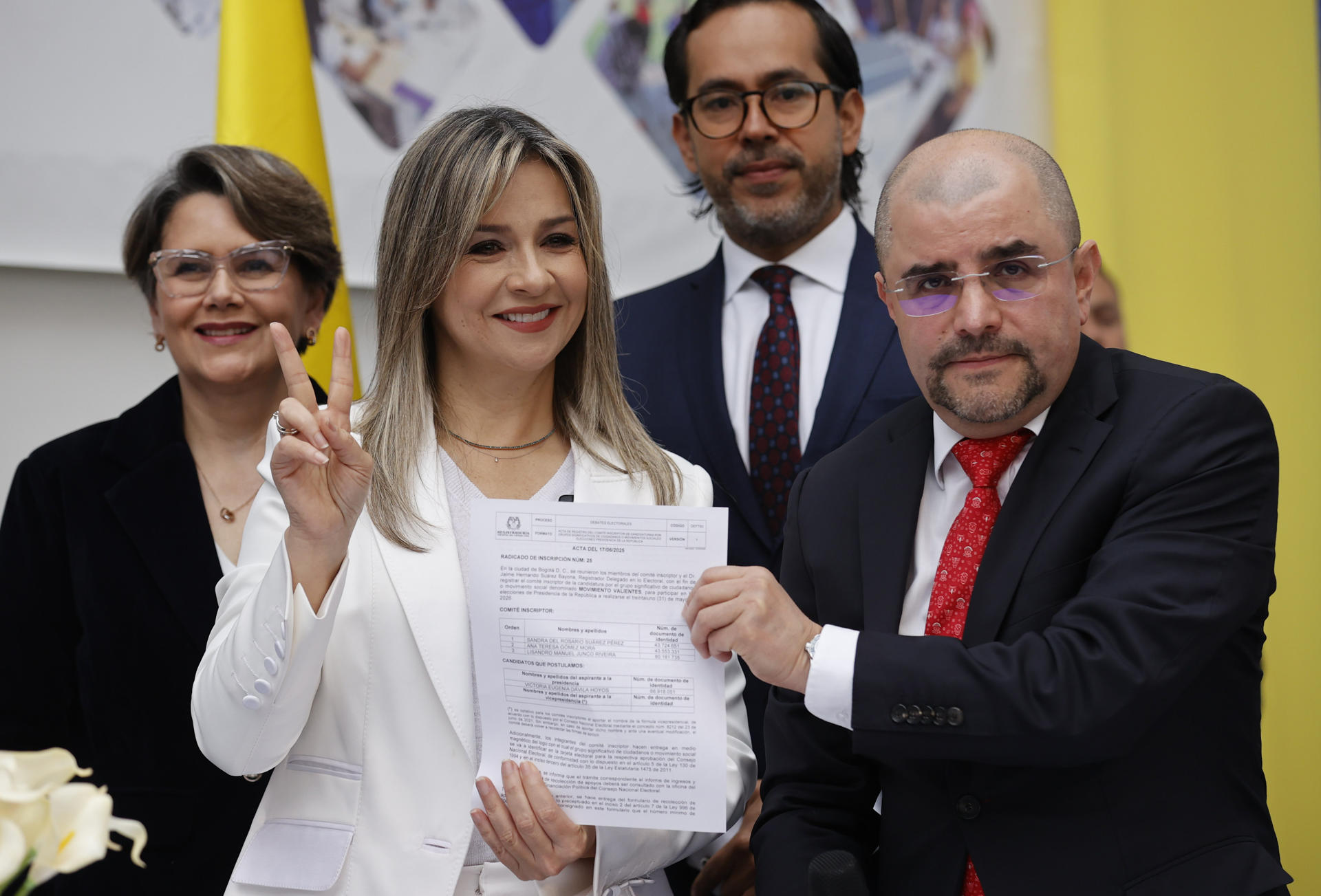 La periodista colombiana Vicky Dávila posa tras inscribir su candidatura a la presidencia de Colombia por el Movimiento Valientes, este martes en Bogotá (Colombia). EFE/ Mauricio Dueñas Castañeda