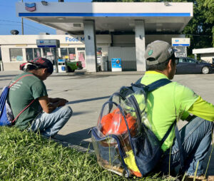 Jornaleros esperan en una gasolinera el 6 de junio de 2025 en Atlanta (EE.UU.). EFE/Marcelo Wheelock