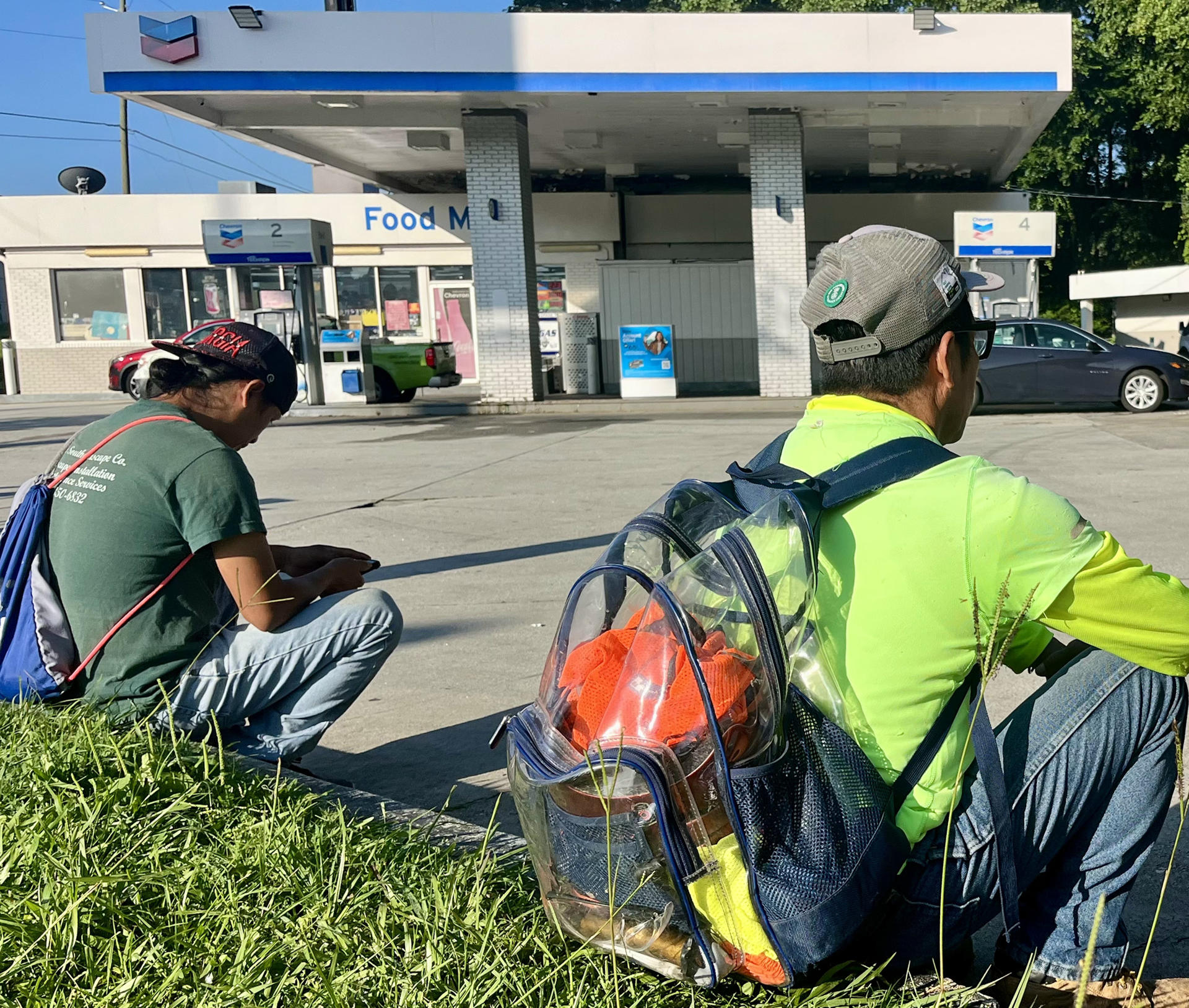 Jornaleros esperan en una gasolinera el 6 de junio de 2025 en Atlanta (EE.UU.). EFE/Marcelo Wheelock