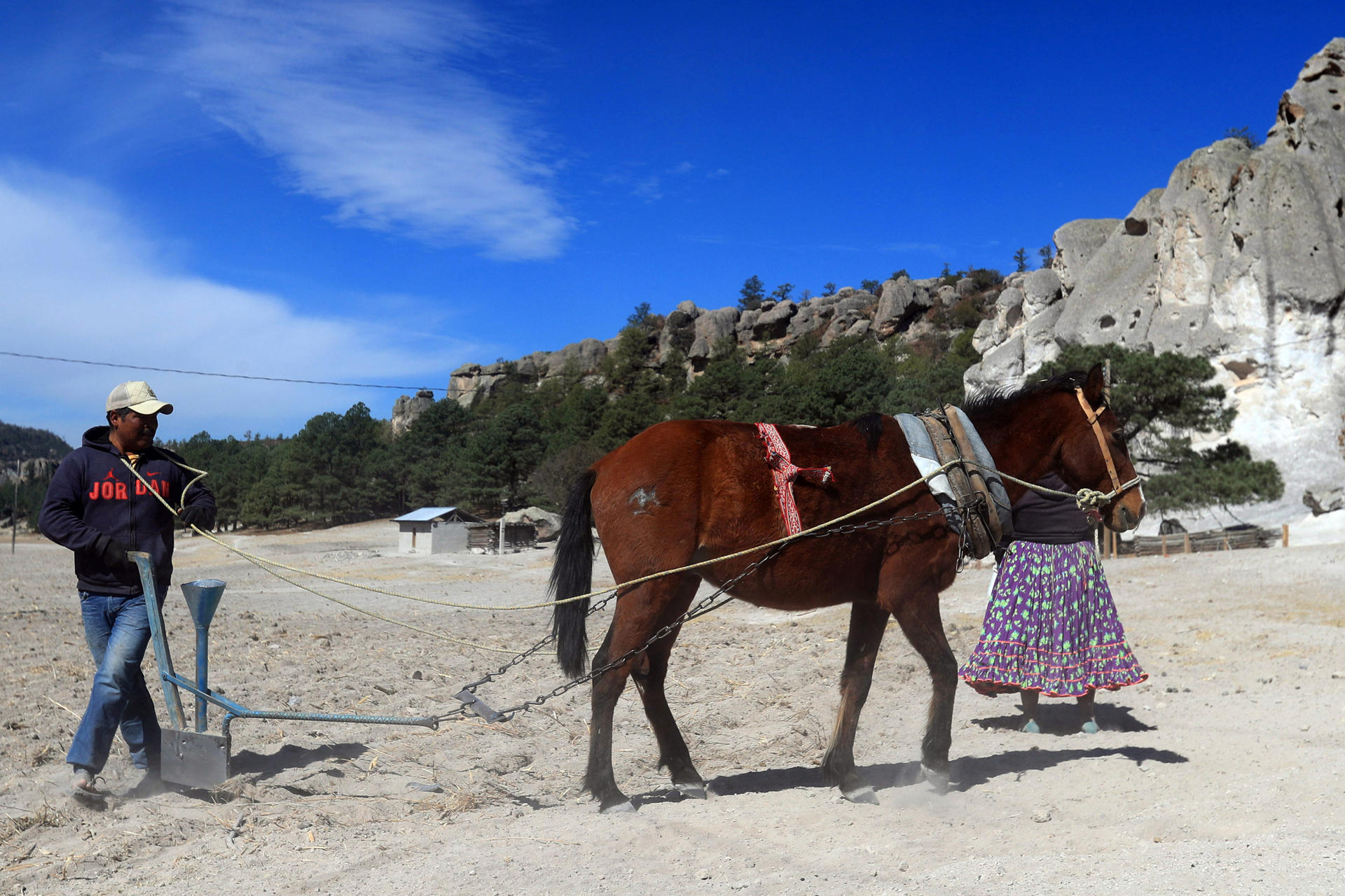 Personas de la etnia raramuri caminan este martes, en el poblado de Choguita, en la Sierra Tarahumara de Chihuahua (México). EFE/ Luis Torres