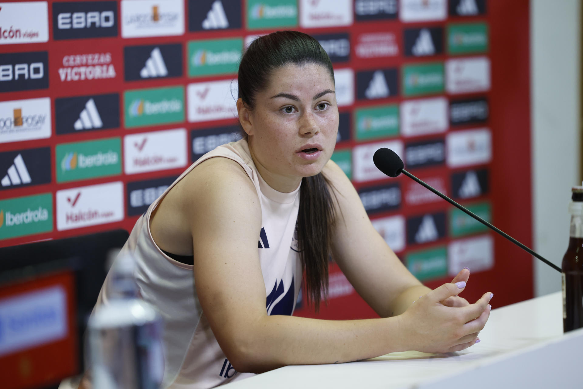 La jugadora de la selección española femenina de fútbol María Méndez ofrece una rueda de prensa tras el entrenamiento. La selección española femenina de fútbol ultima la puesta a punto para la disputa el viernes del único encuentro preparatorio para la Eurocopa de Suiza 2025, un amistoso ante la potente Japón en el estadio Butarque de Leganés (Madrid). EFE/Chema Moya