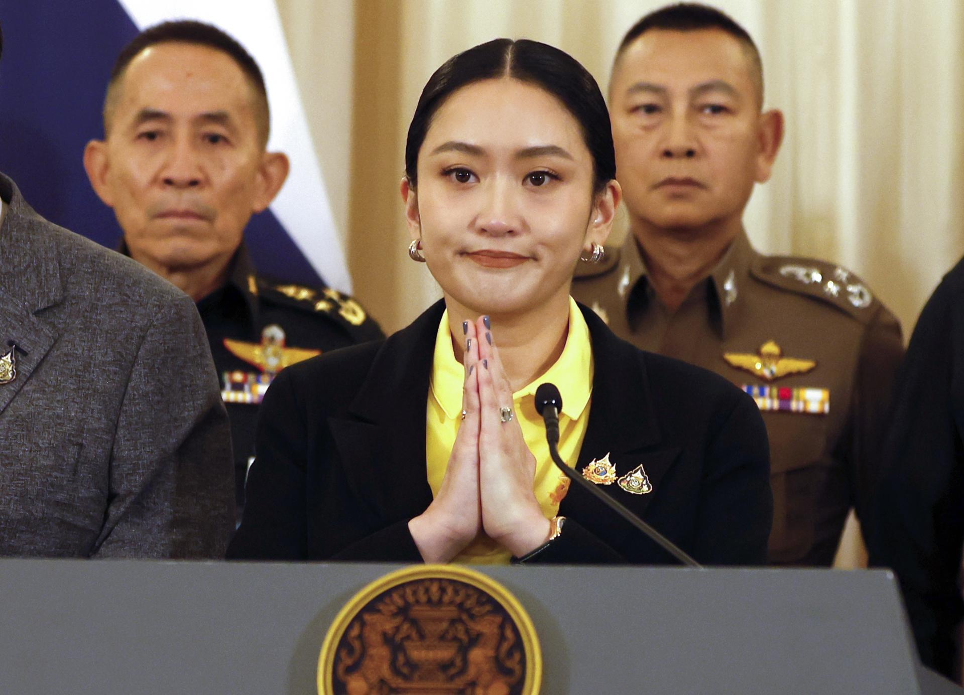 La primera ministra de Tailandia, Paetongtarn Shinawatra, haciendo el gesto de disculpa durante la rueda de prensa de este jueves.
EFE/EPA/RUNGROJ YONGRIT