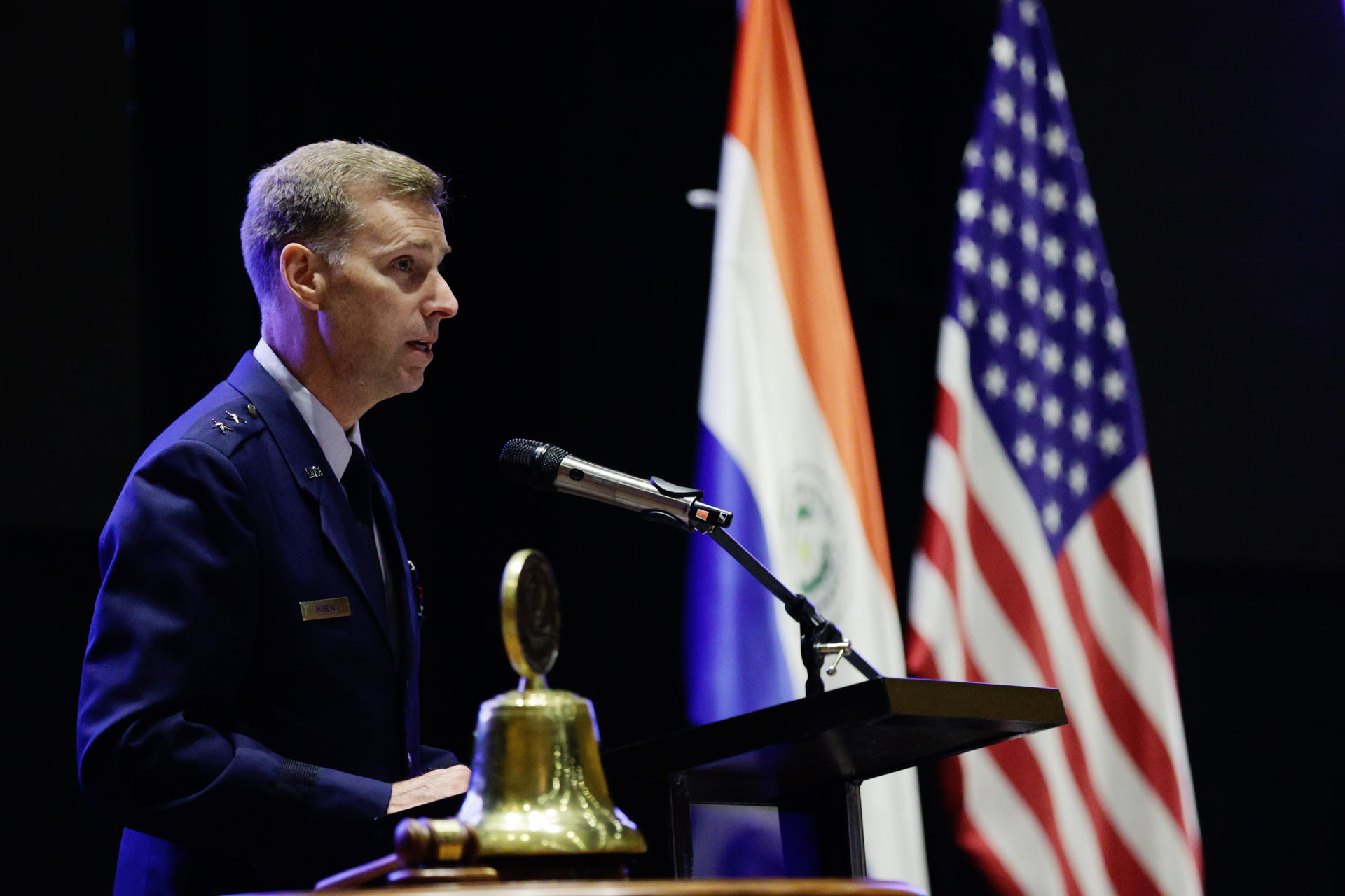 El Comandante de la Fuerza Aérea del Comando Sur de Estados Unidos, David Mineau, habla durante la LXV Conferencia de Jefes de las Fuerzas Aéreas Americanas (Conjefamer 2025), del Sistema de Cooperación entre las Fuerzas Aéreas Americanas (Sicofaa) este martes en Luque (Paraguay). EFE/ Juan Pablo Pino
