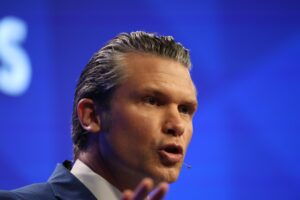 El secretario de Defensa estadounidense, Pete Hegseth, fue captado este viernes, 30 de mayo, al intervenir durante la primera sesión plenaria de la Cumbre de Defensa del Diálogo de Shangri-la del Instituto Internacional de Estudios Estratégicos (IISS), en Singapur (Singapur) EFE/How Hwee Young