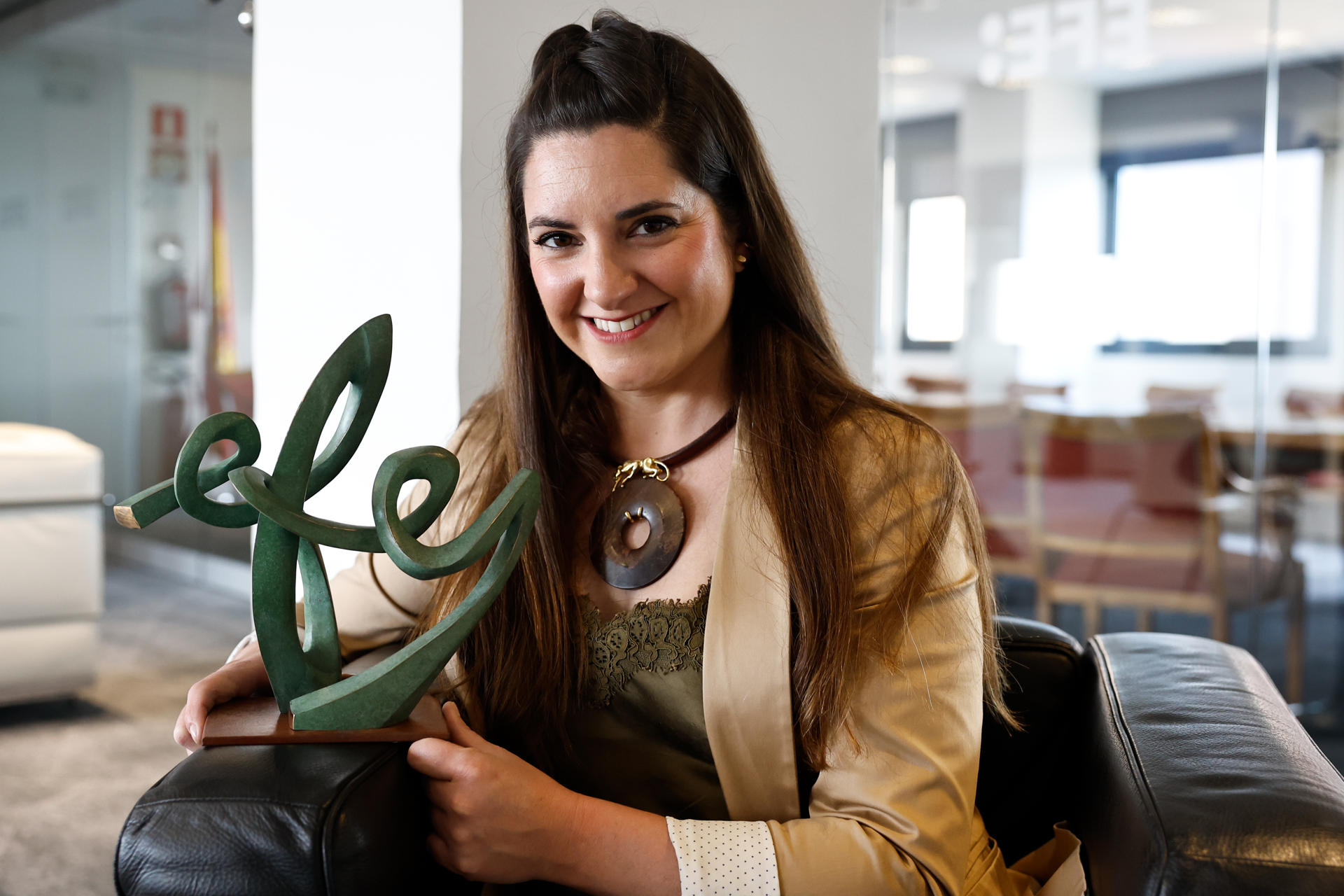 El nuevo galardón del renacido Premio EFE, que en esta edición reconoce la labor informativa de la Delegación de EFE en Valencia en su cobertura de la dana, es obra de la artista María de Frutos, y reúne un simbolismo que conecta con la propia esencia de la agencia. Todo su pasado está reunido en esta pieza, desde su logotipo antiguo hasta los teletipos. Creo que es pura sencillez. No hay mucho más, dice la escultora a EFE. EFE/Ballesteros