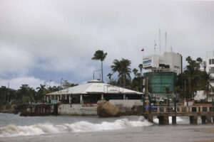 Fotografía de archivo del oleaje ante la llegada del huracán 'Erick' en Acapulco (México). EFE/ David Guzmán