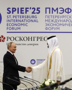 El presidente ruso, Vladimir Putin (I), estrecha la mano del asesor de Seguridad Nacional y comandante de la Guardia Real del Reino de Bahréin, Nasser bin Hamad Al Khalifa (D), al margen del 28º Foro Económico Internacional de San Petersburgo (SPIEF) en el Palacio Constantino de Strelna, en las afueras de San Petersburgo, Rusia, el 20 de junio de 2025.EFE/EPA/ANATOLY MALTSEV